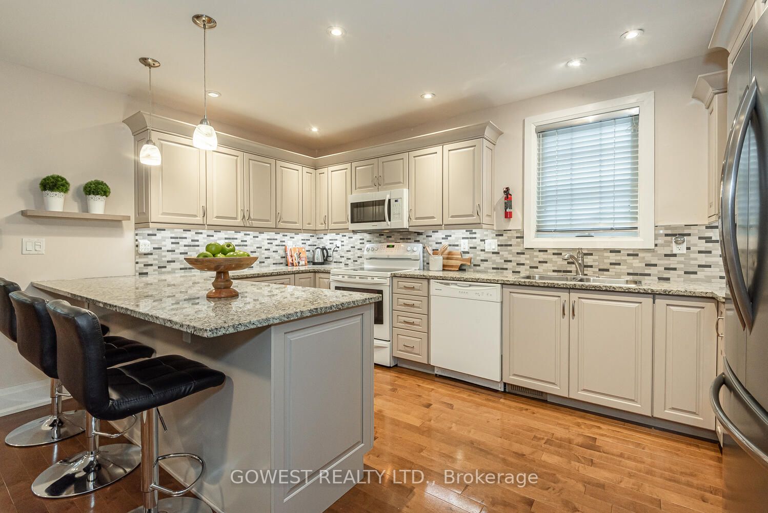 98 Kalmar Ave
