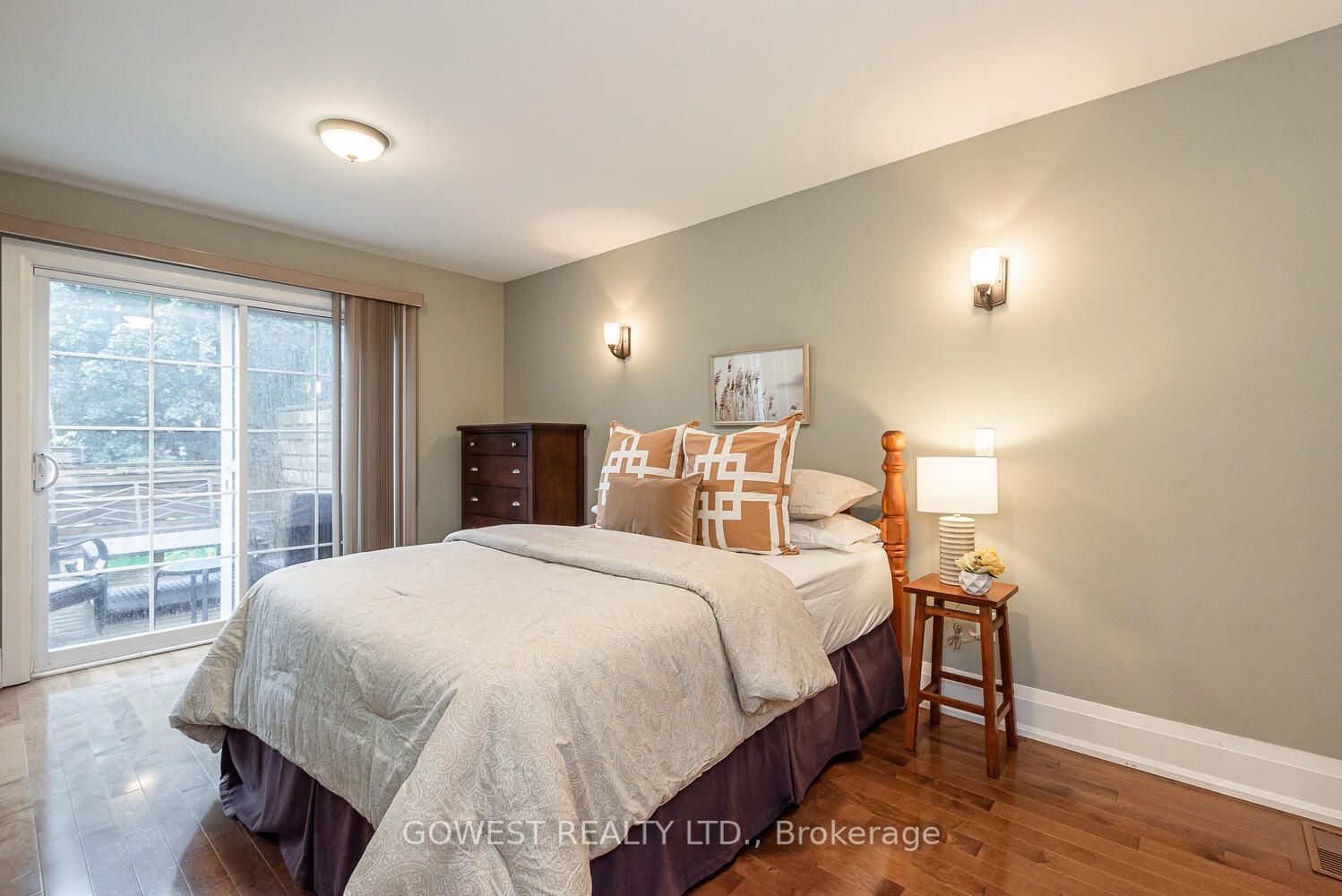 98 Kalmar Ave