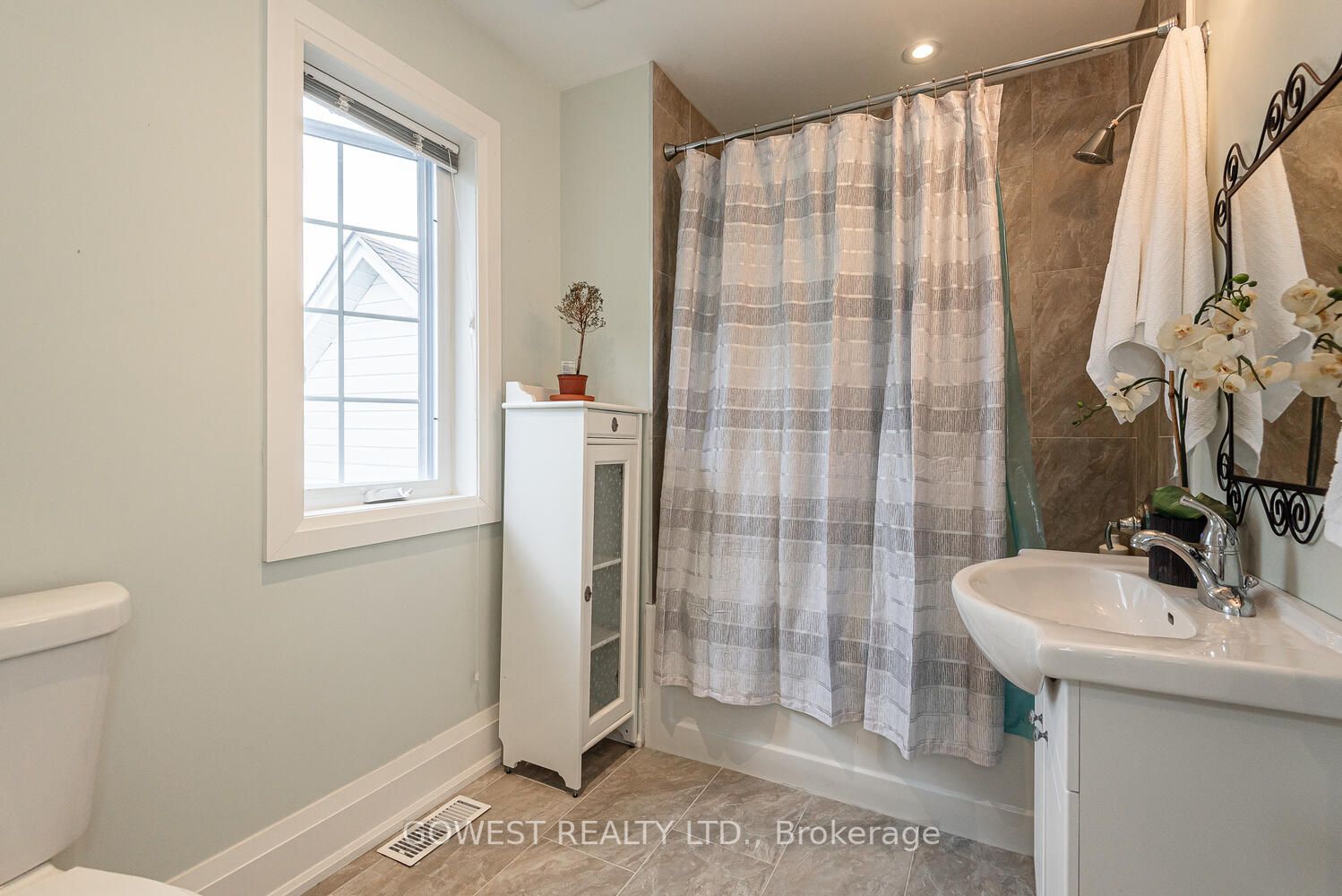 98 Kalmar Ave