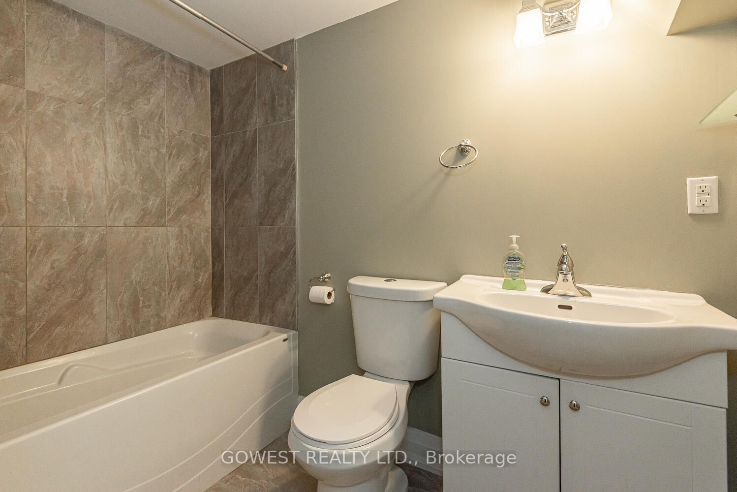98 Kalmar Ave