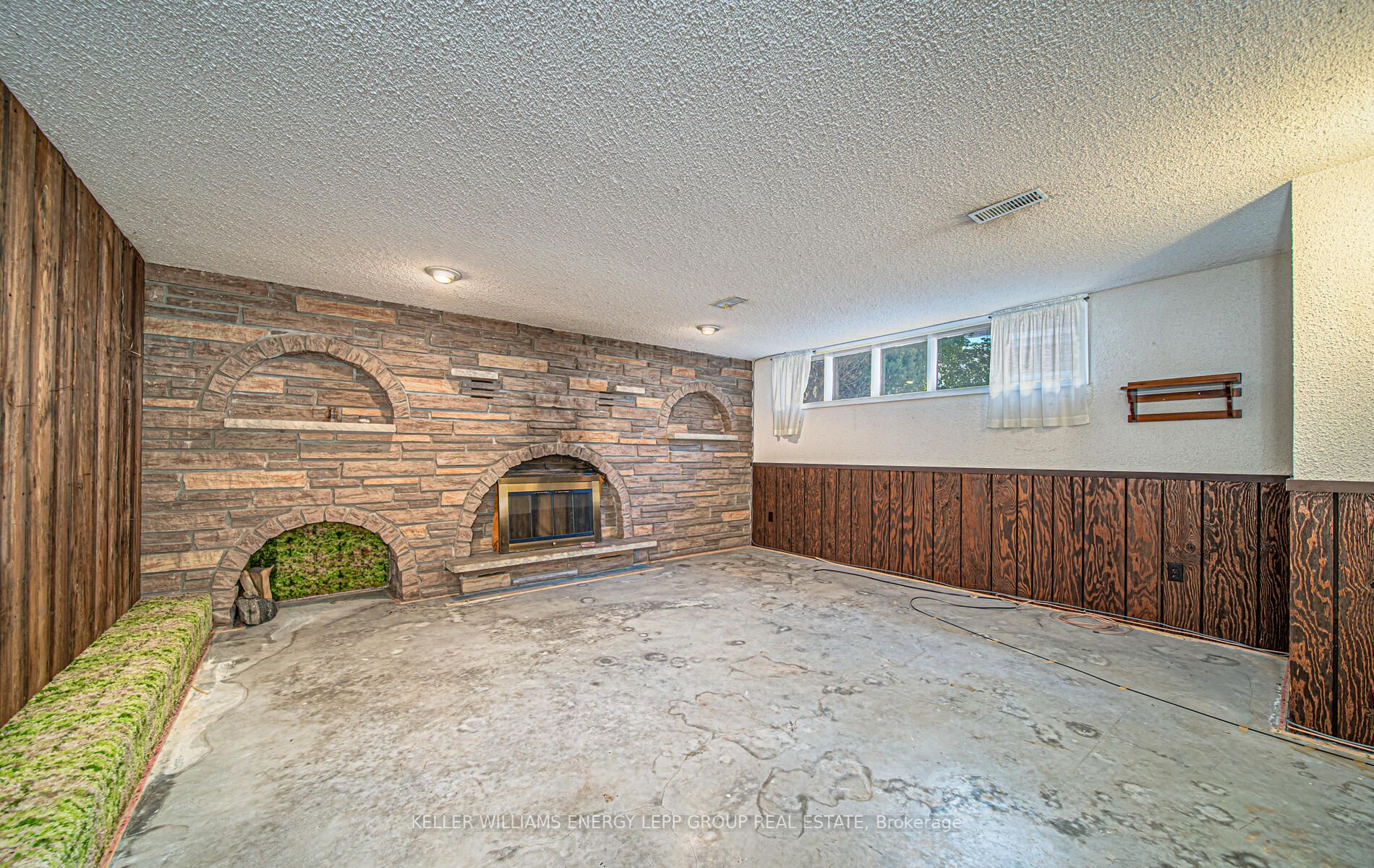 2043 Simcoe St N