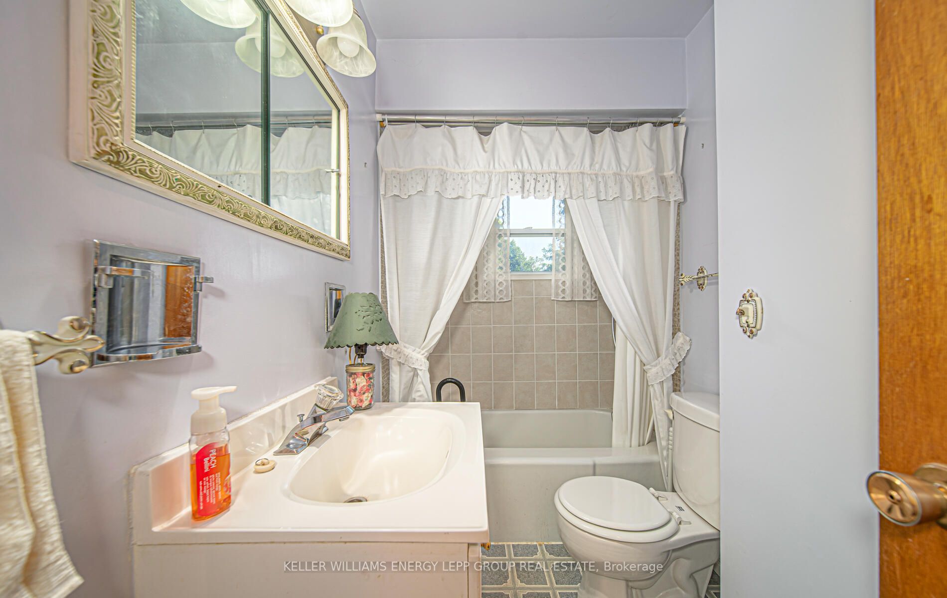 2043 Simcoe St N