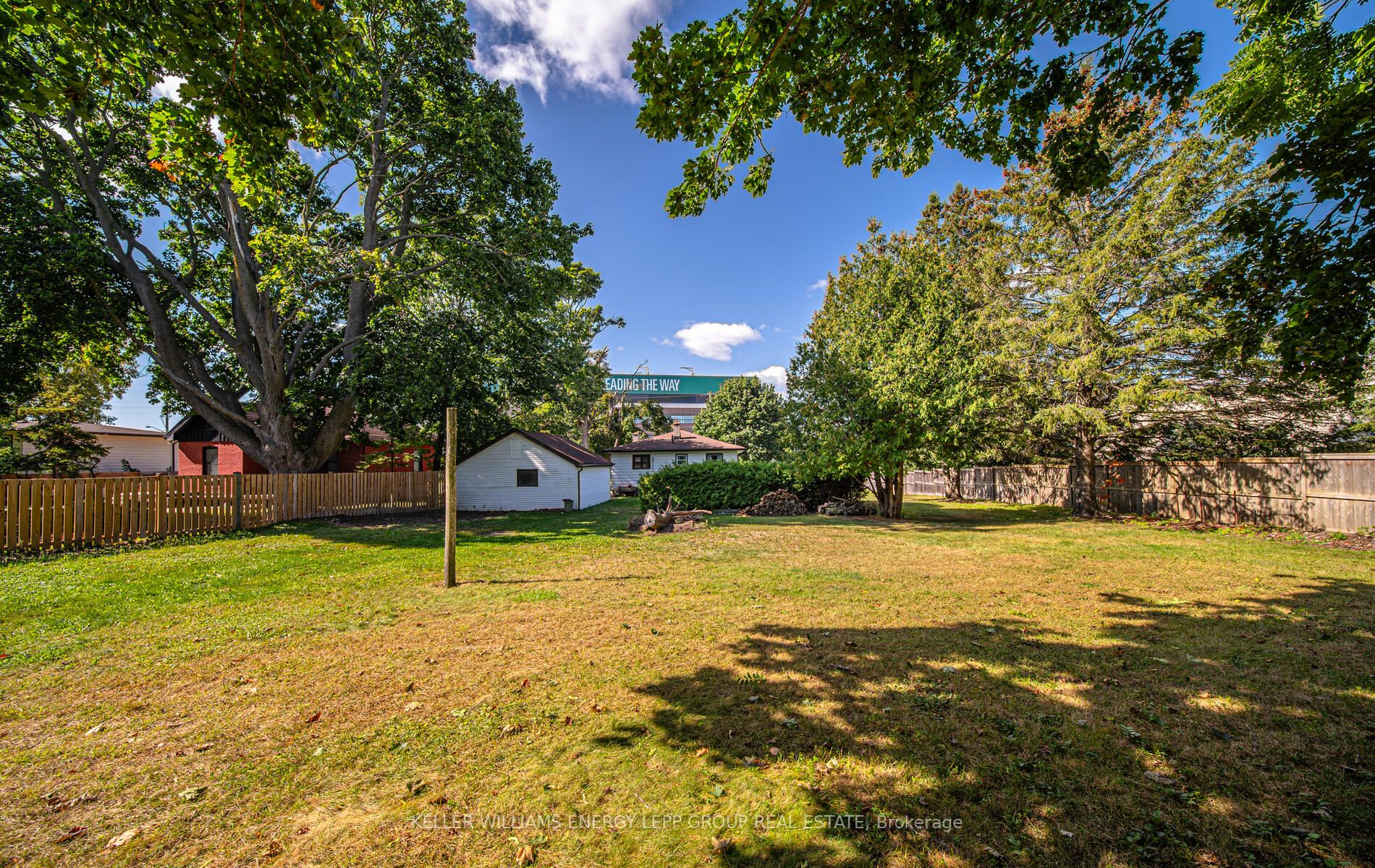 2043 Simcoe St N