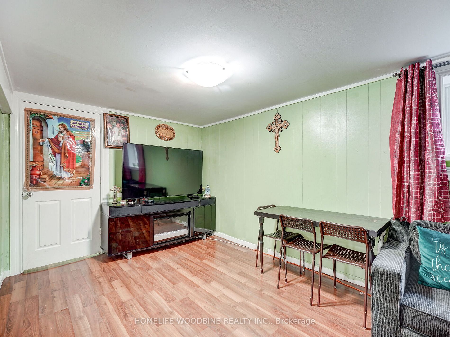 15 Woodgarden Crescent