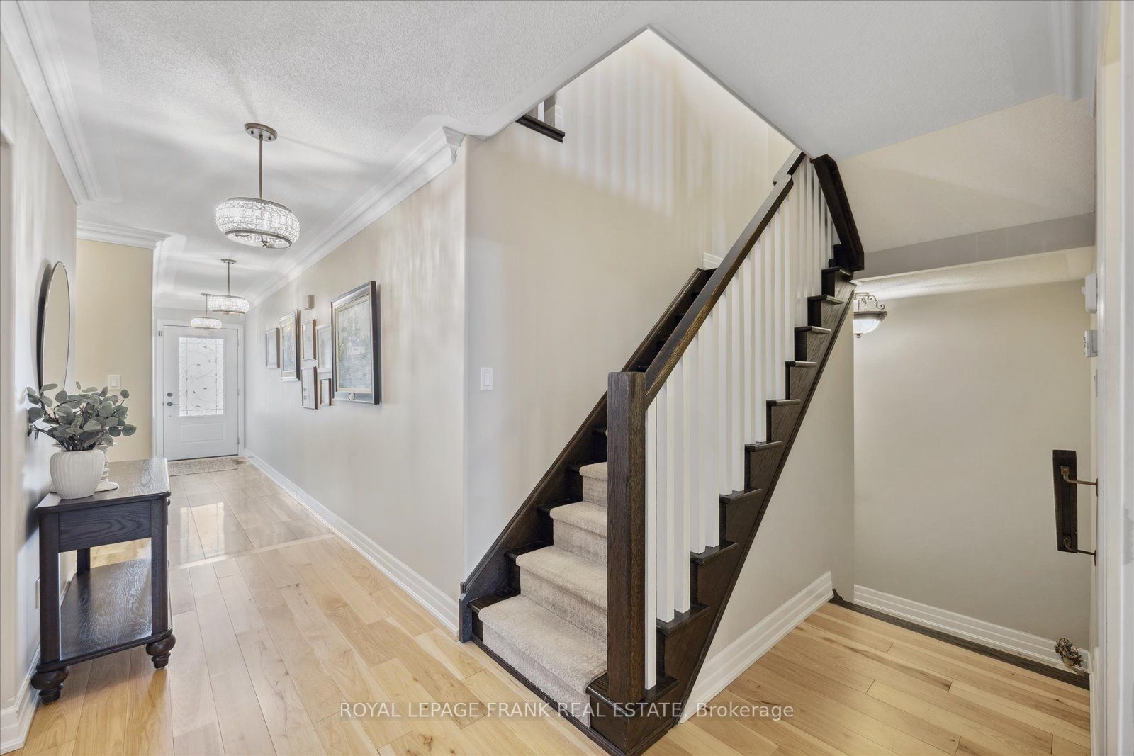 1851 Silverstone Cres