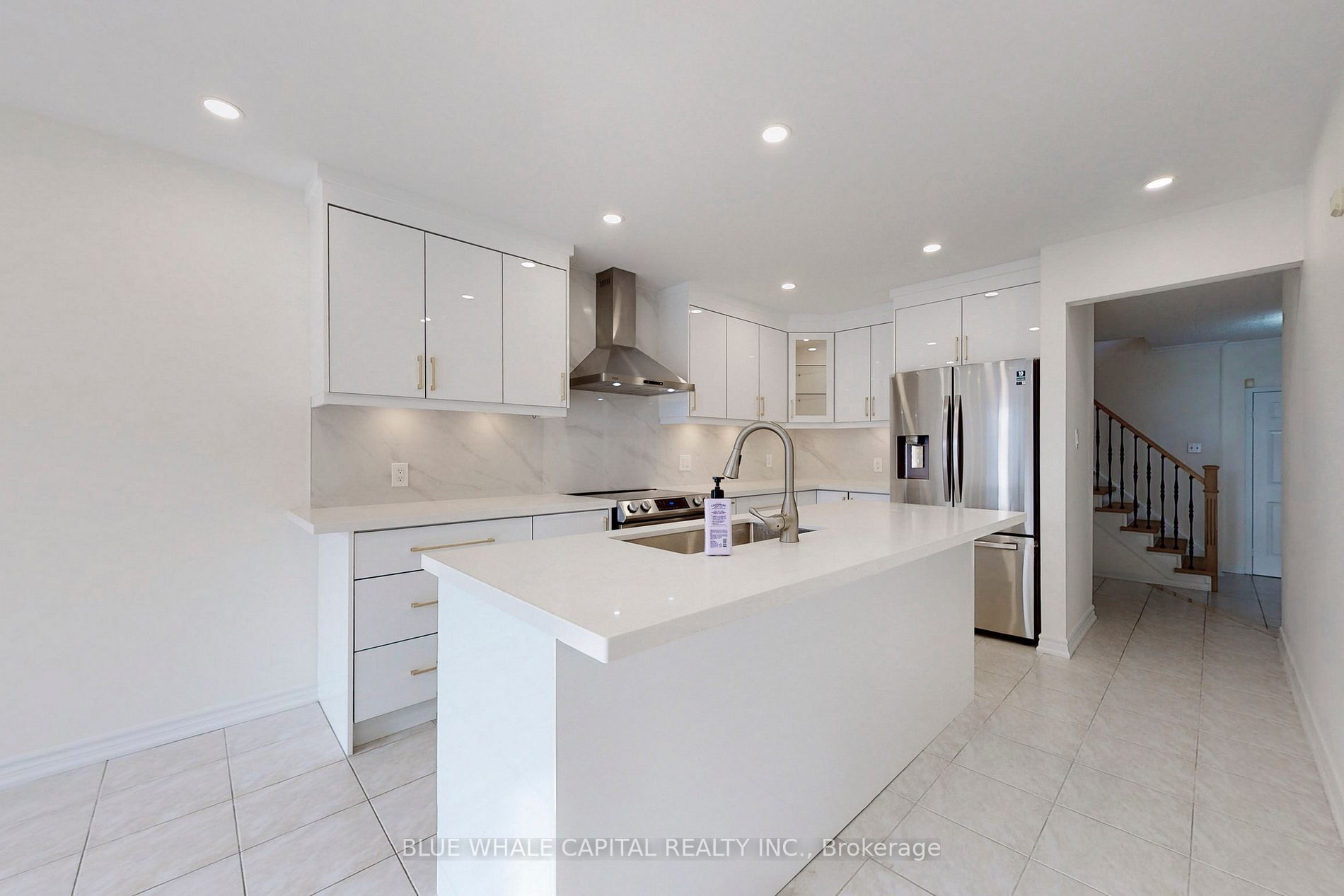 61 Holmbush Cres