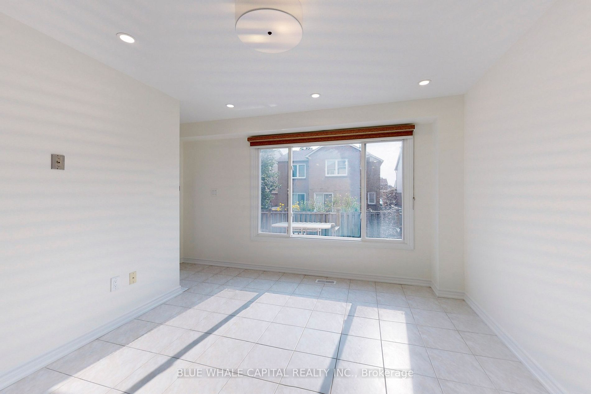 61 Holmbush Cres