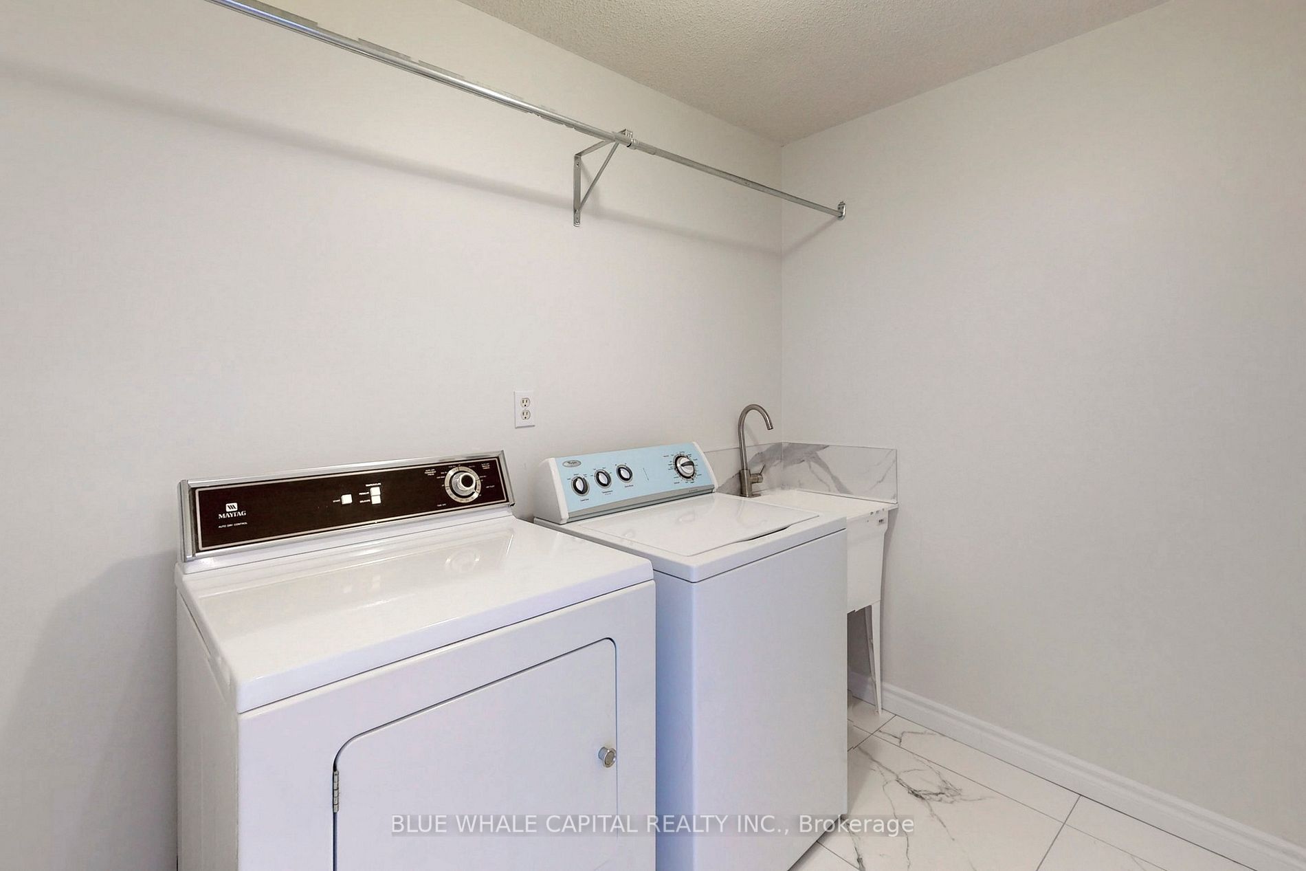 61 Holmbush Cres