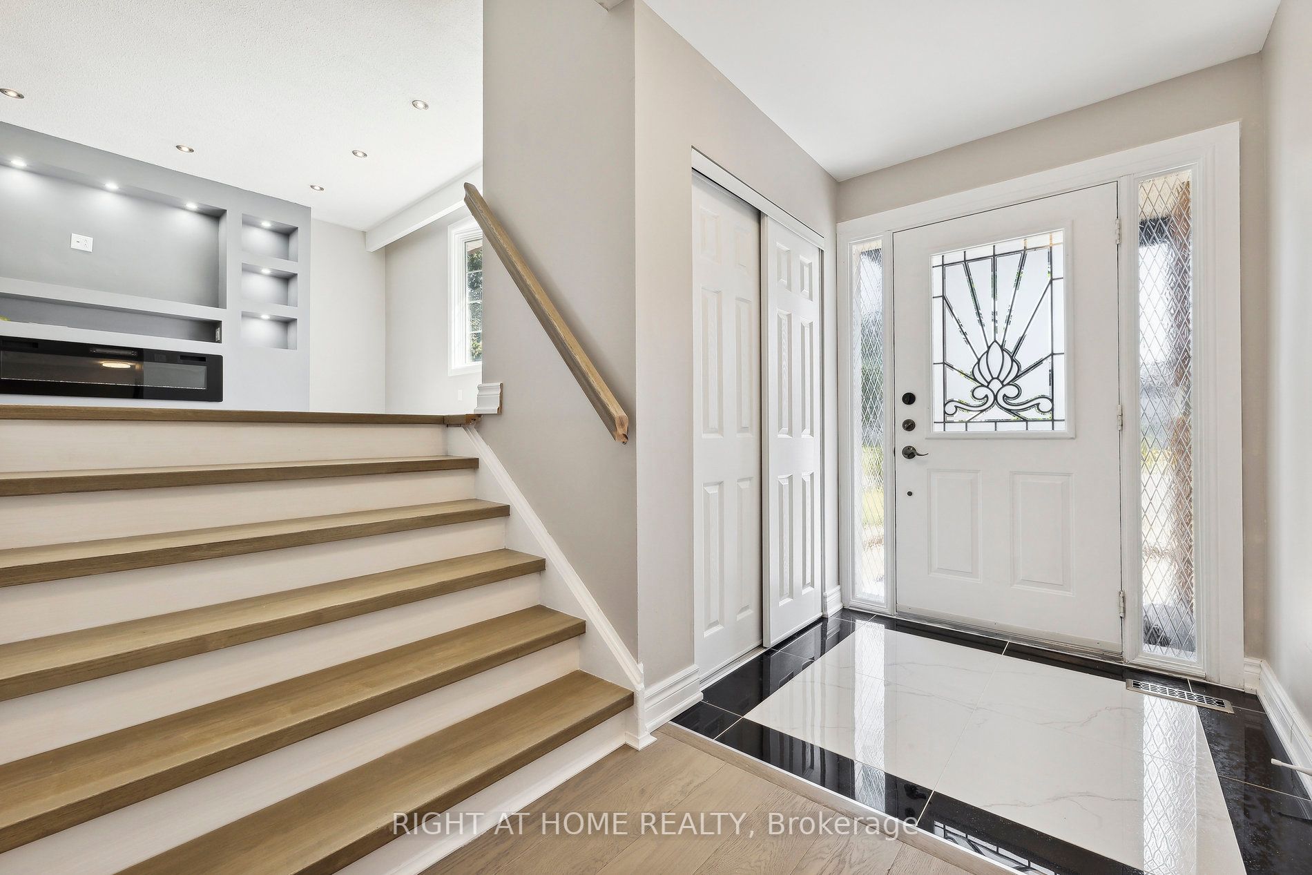 990 Hawthorne Crt