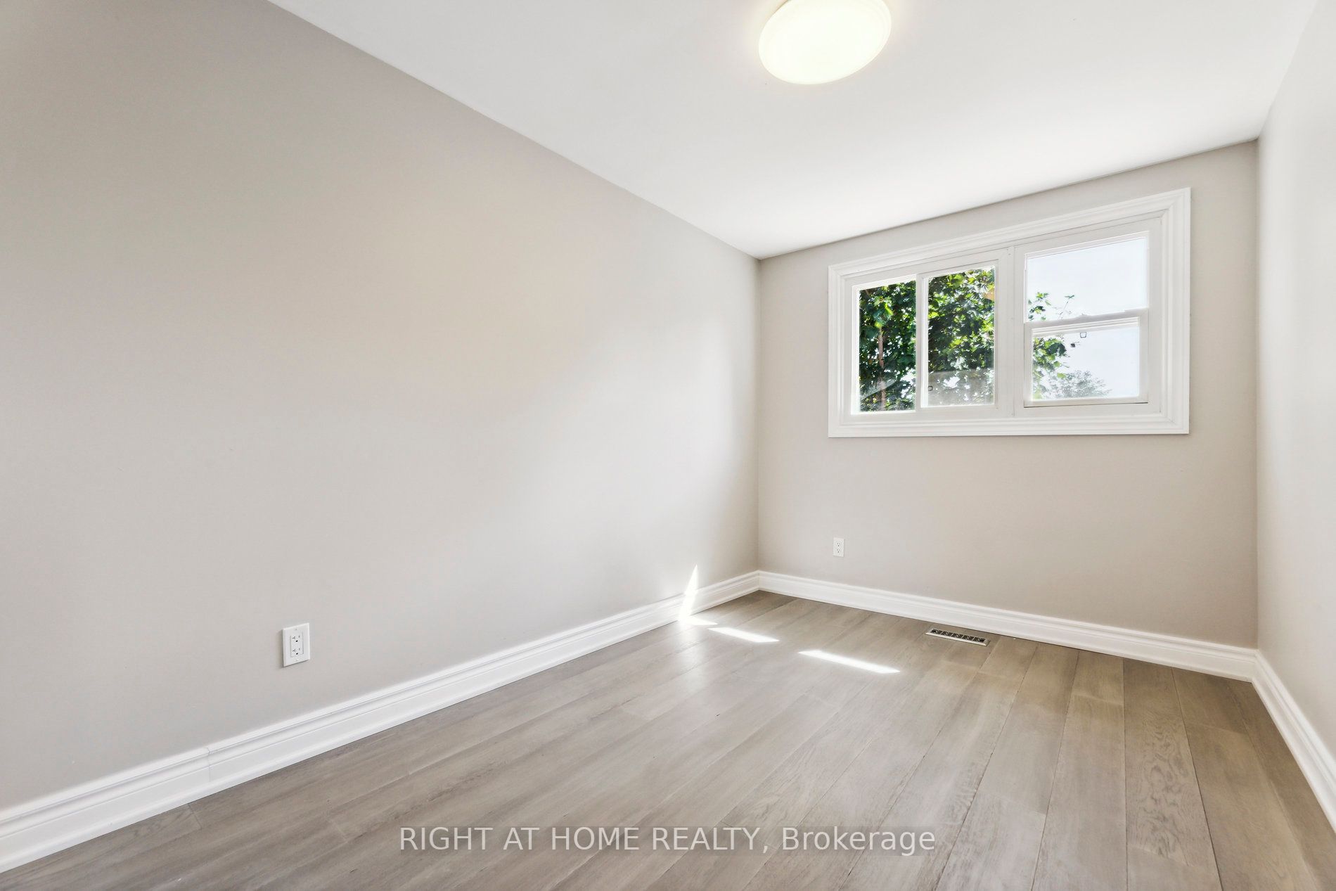 990 Hawthorne Crt