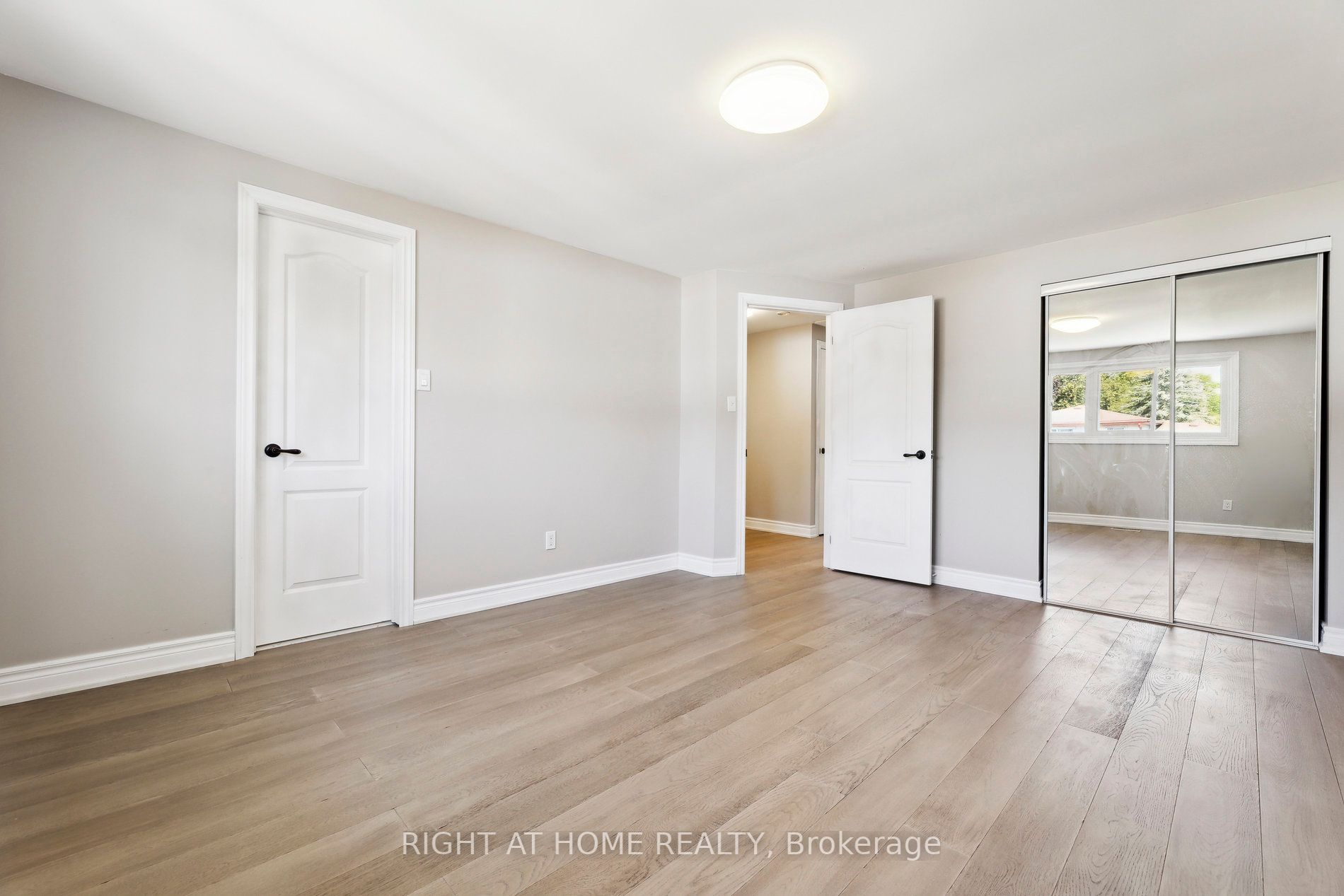 990 Hawthorne Crt