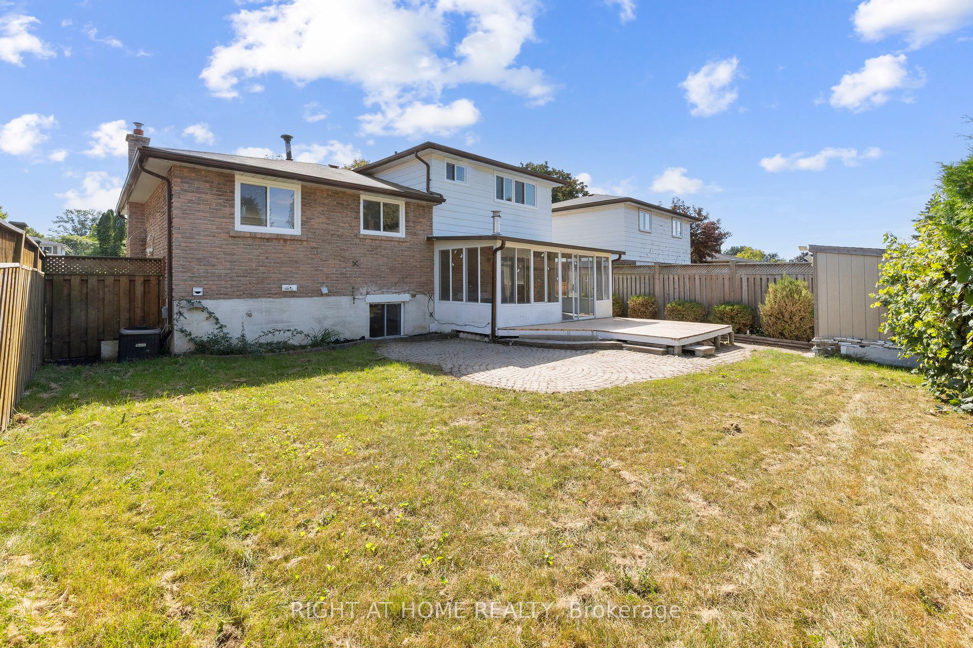 990 Hawthorne Crt