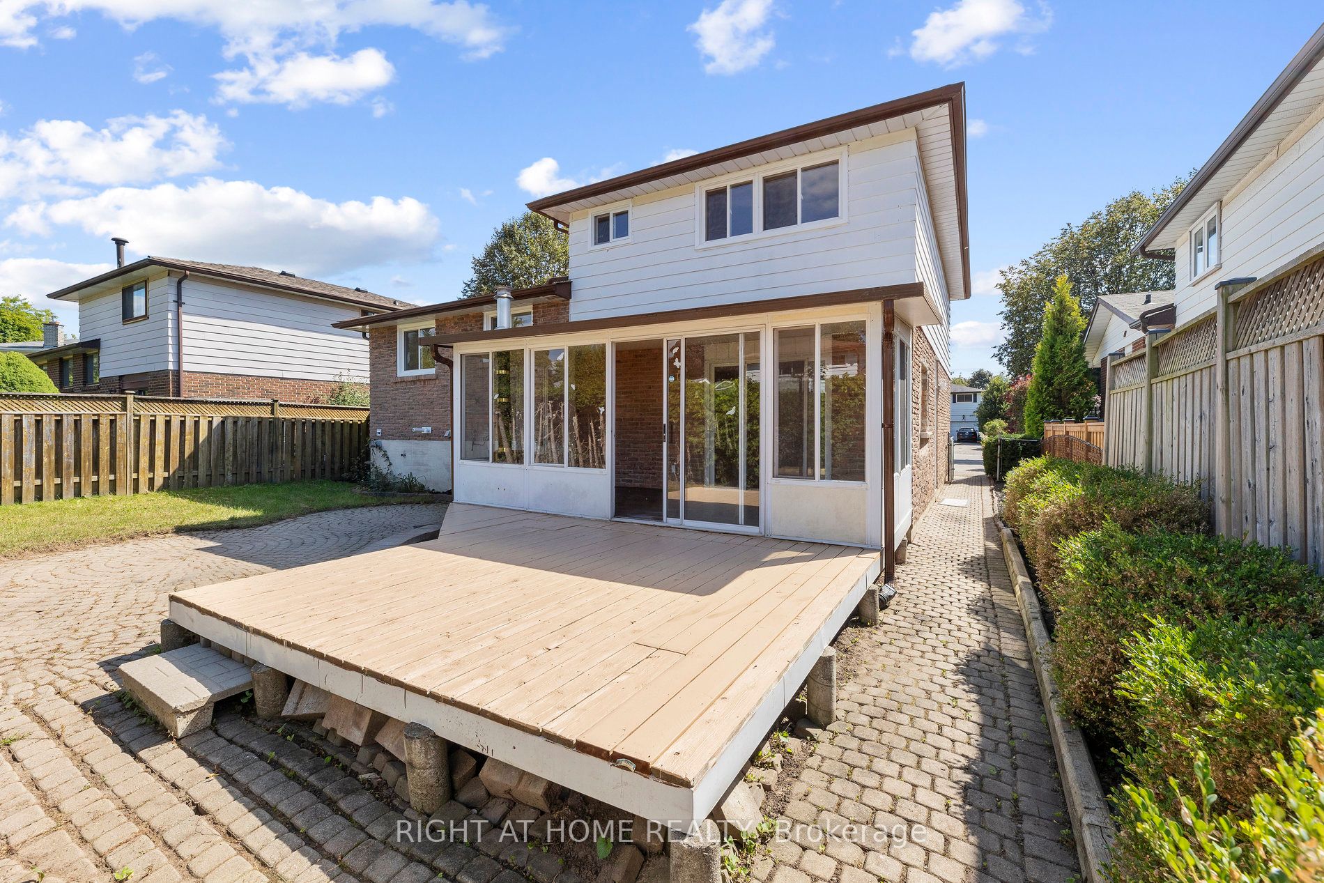 990 Hawthorne Crt