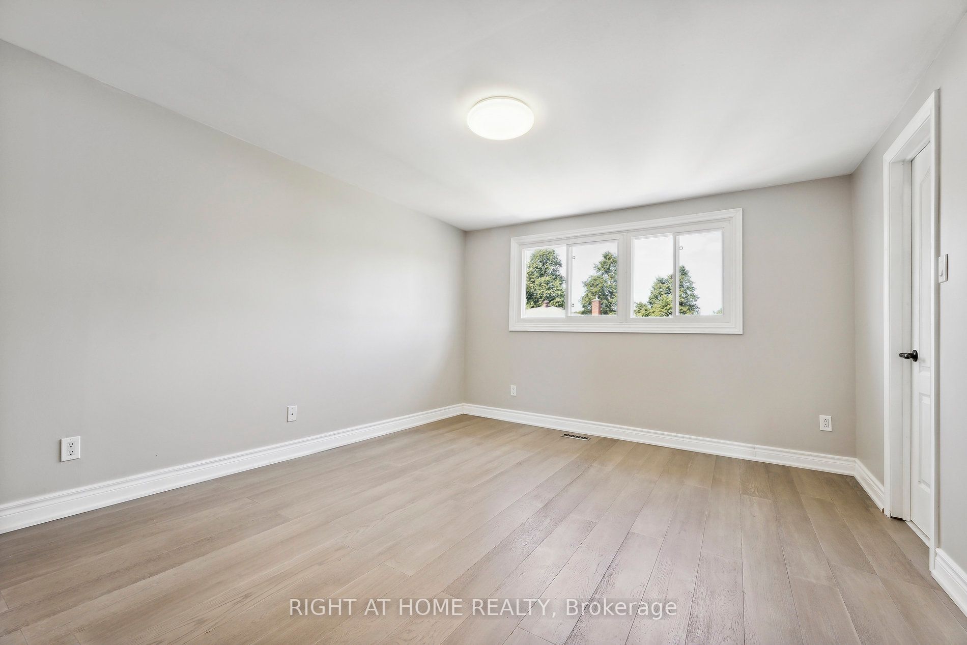 990 Hawthorne Crt