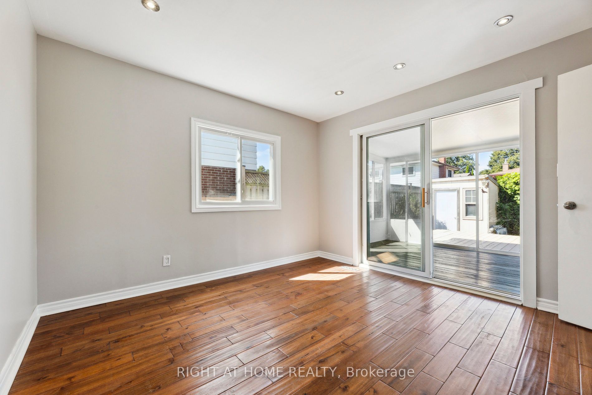 990 Hawthorne Crt