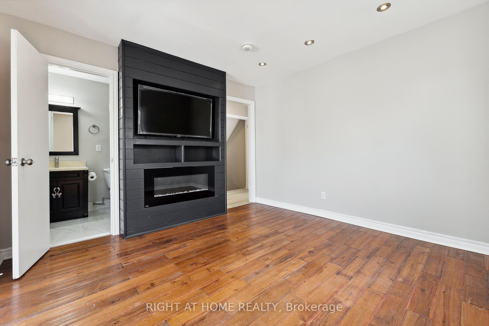 990 Hawthorne Crt