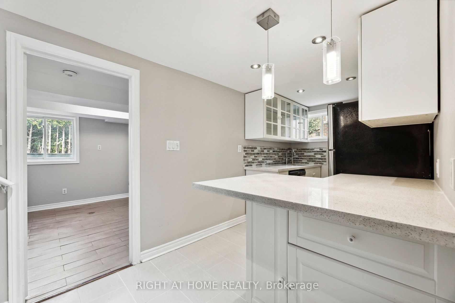 990 Hawthorne Crt
