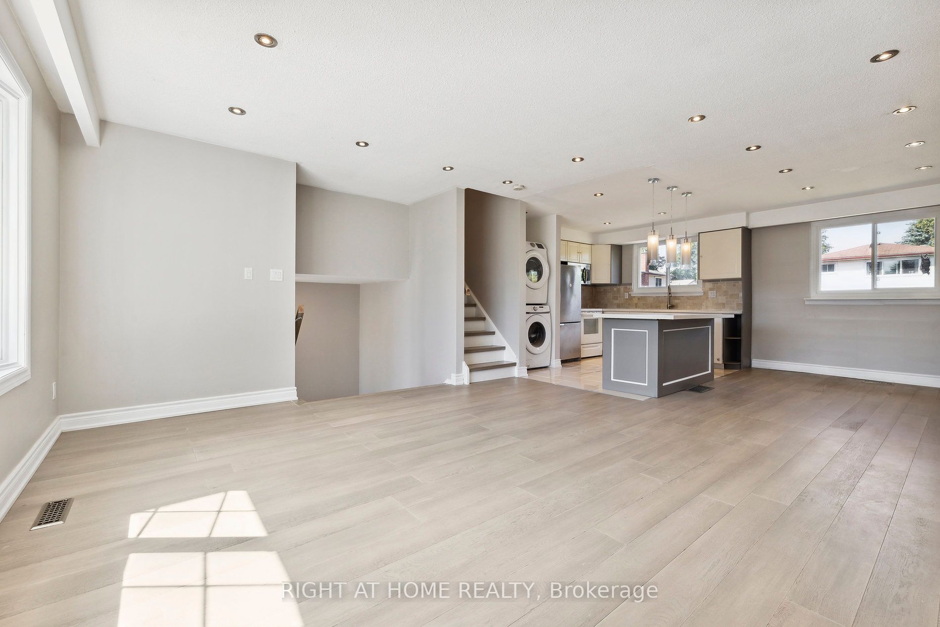 990 Hawthorne Crt