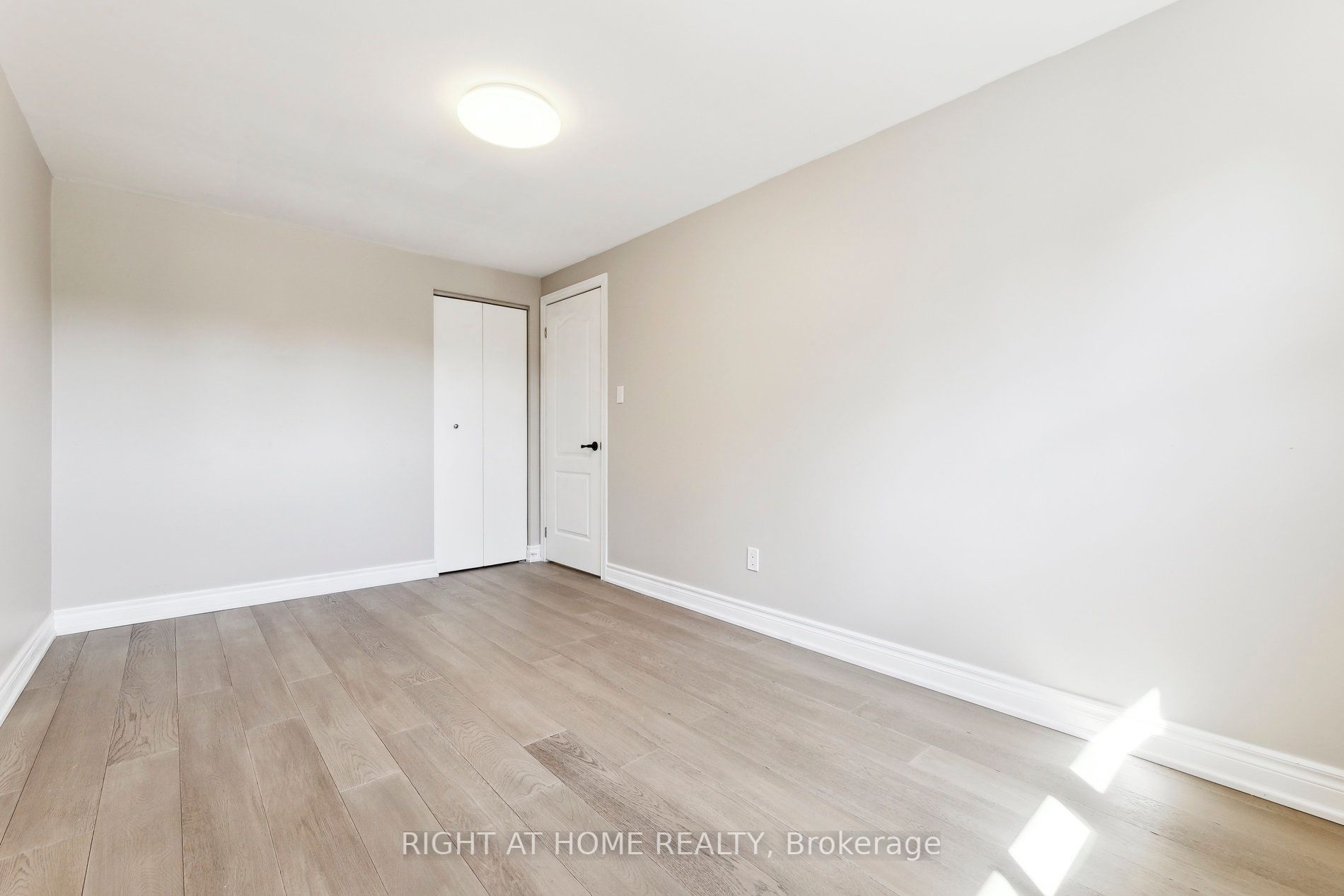 990 Hawthorne Crt