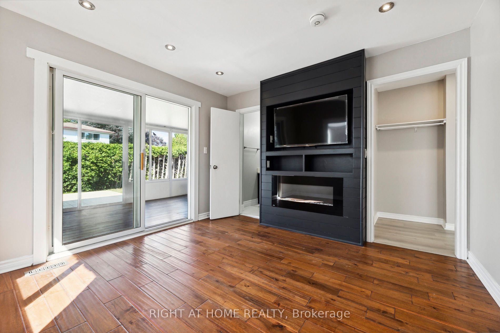 990 Hawthorne Crt