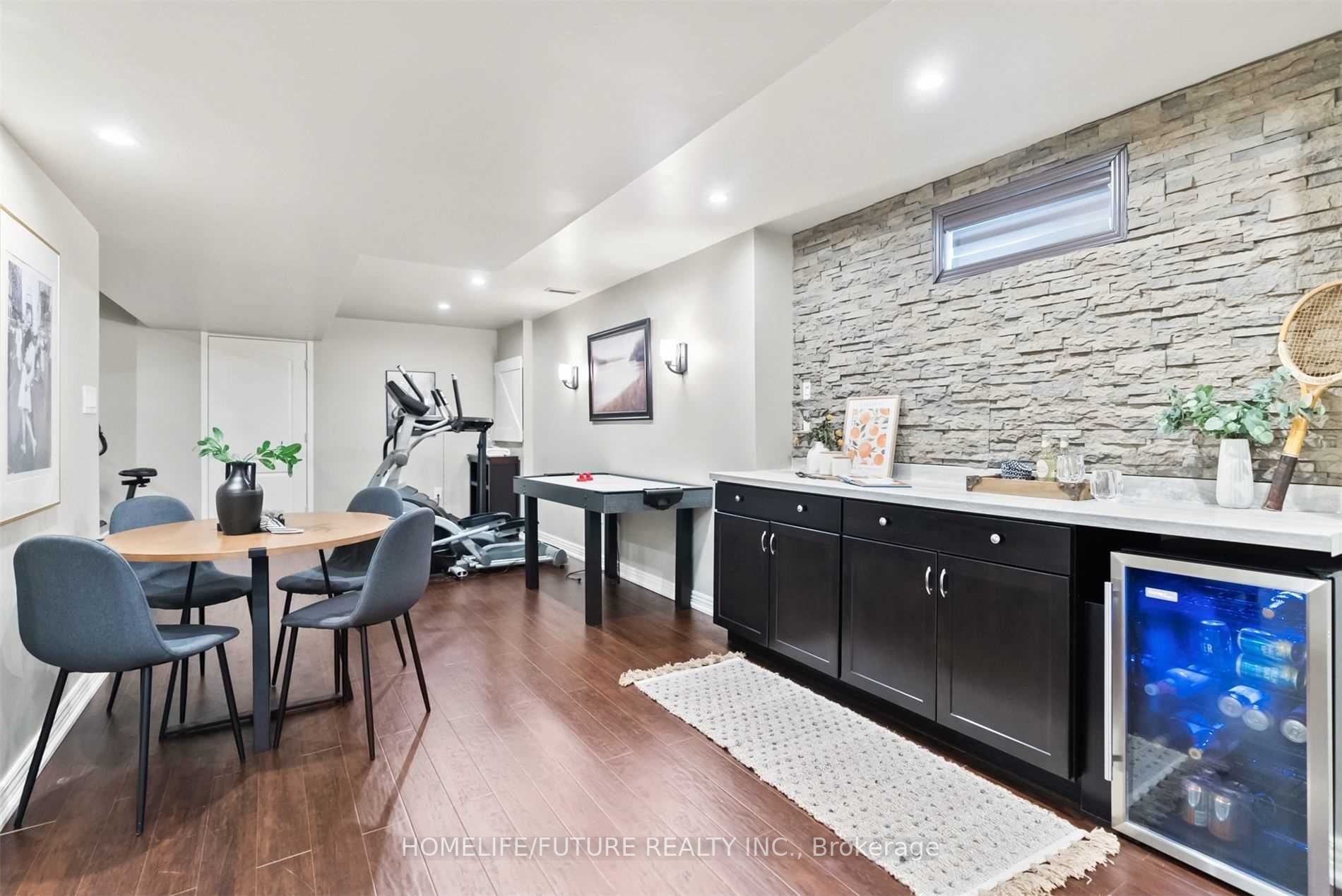 1381 Clearbrook Dr