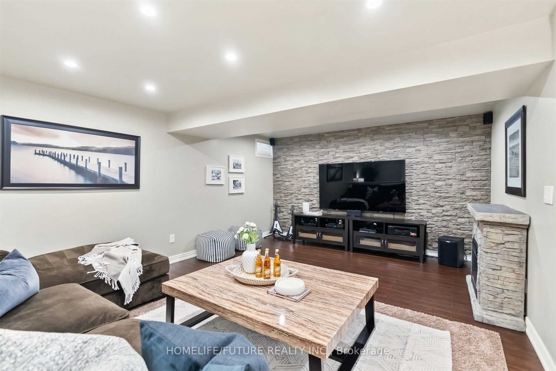 1381 Clearbrook Dr