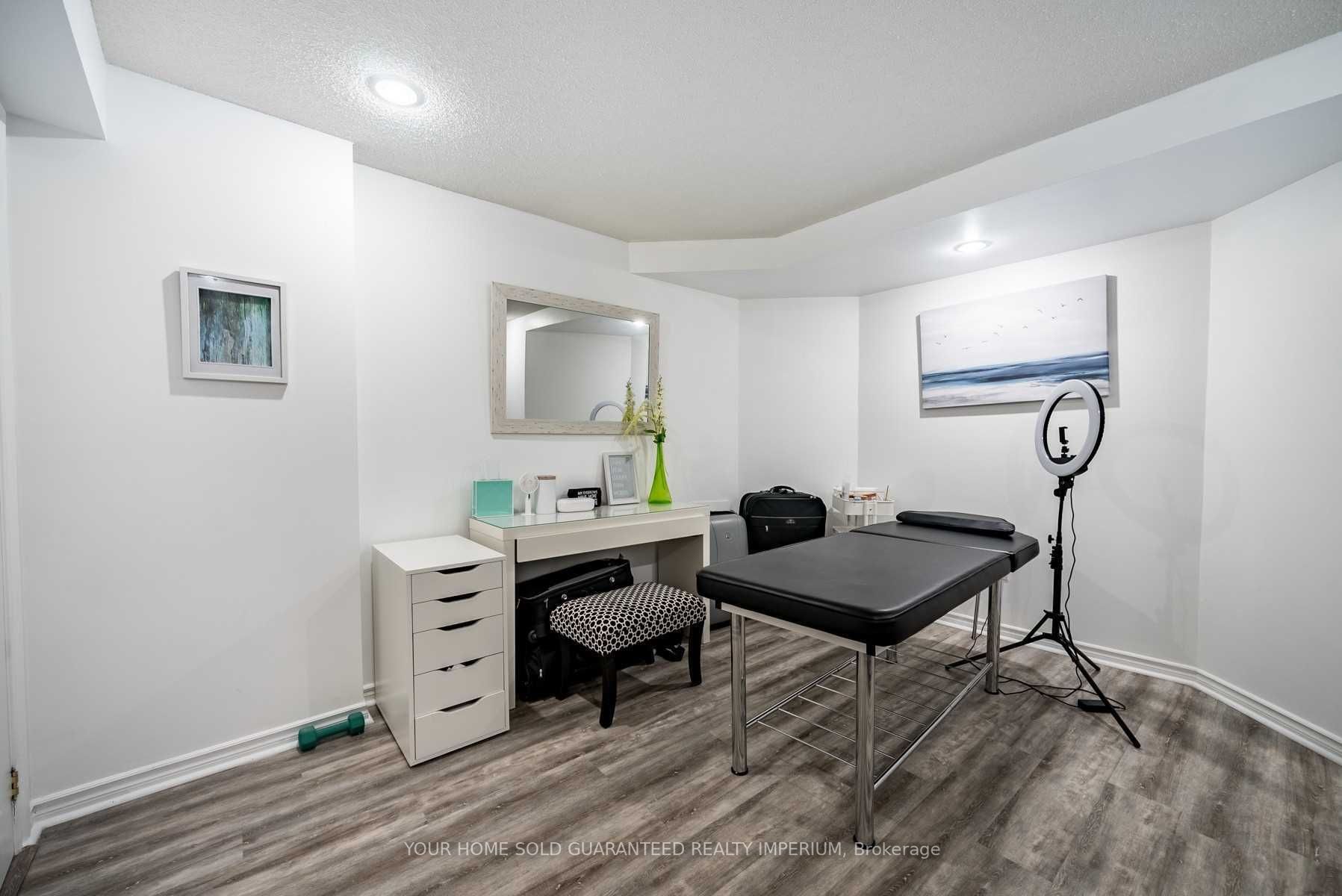 73 Sandford Cres