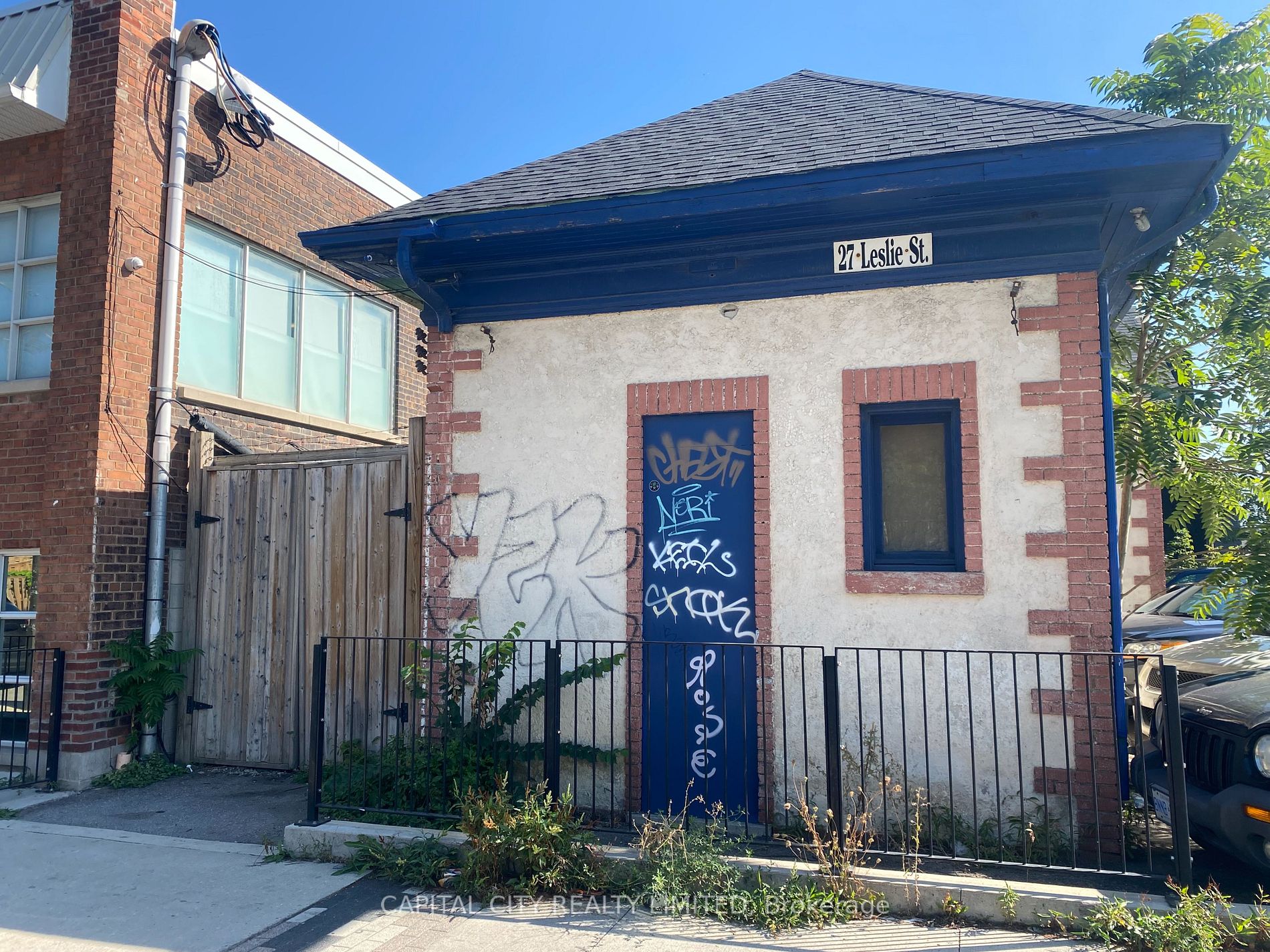 27 Leslie St