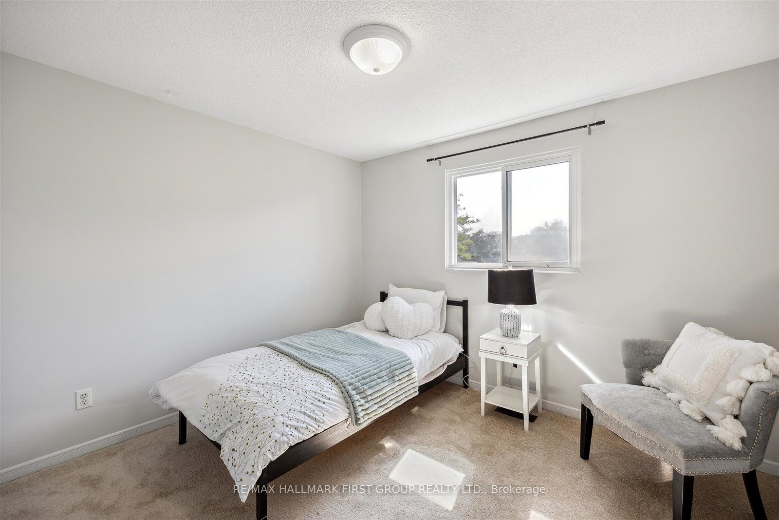 76 Farrow Cres