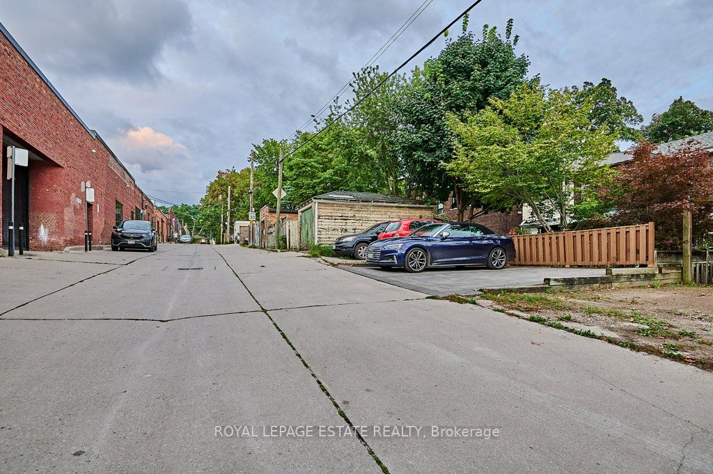 94 Ivy Ave