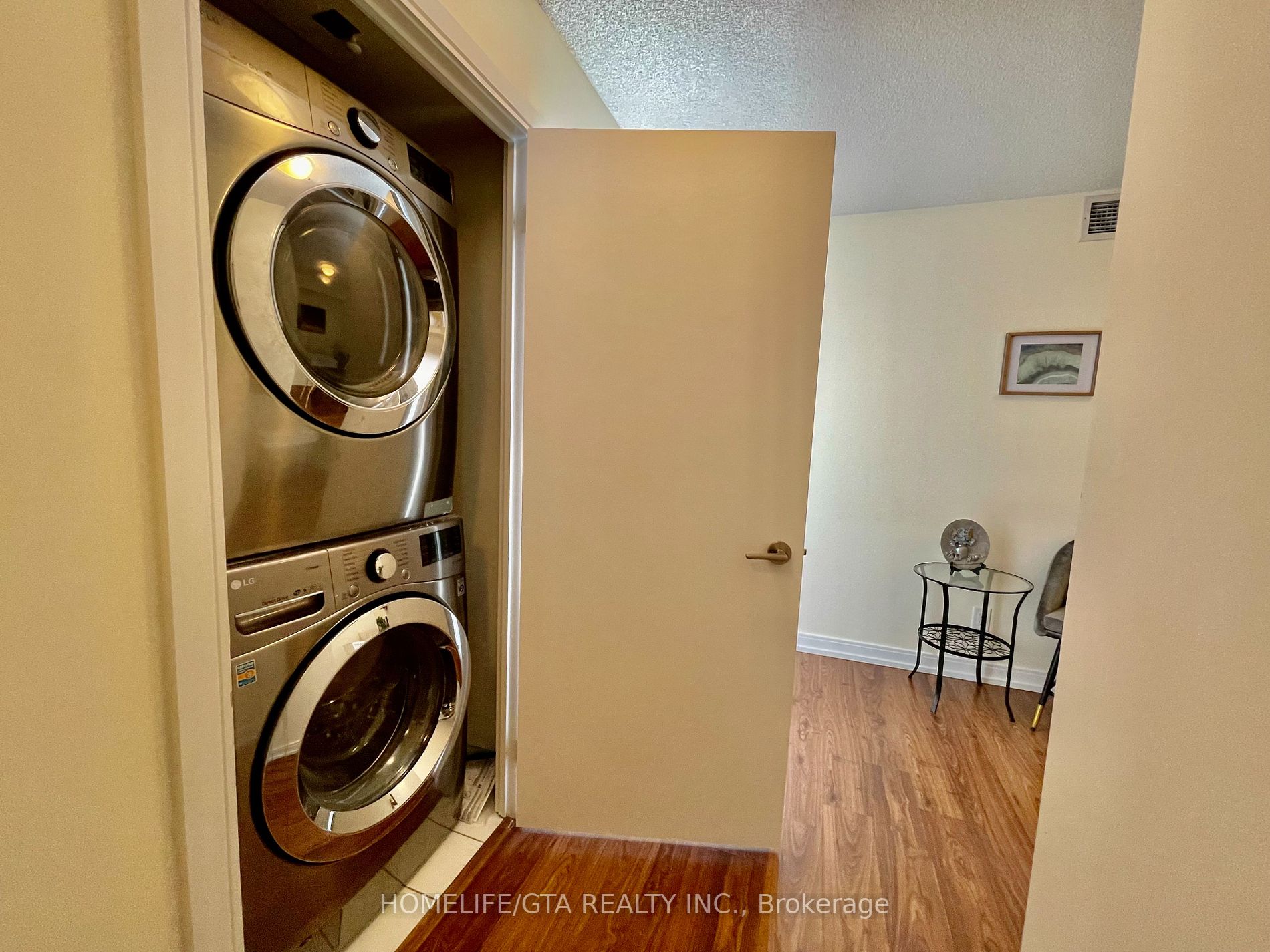 151 Village Green Sq, #905