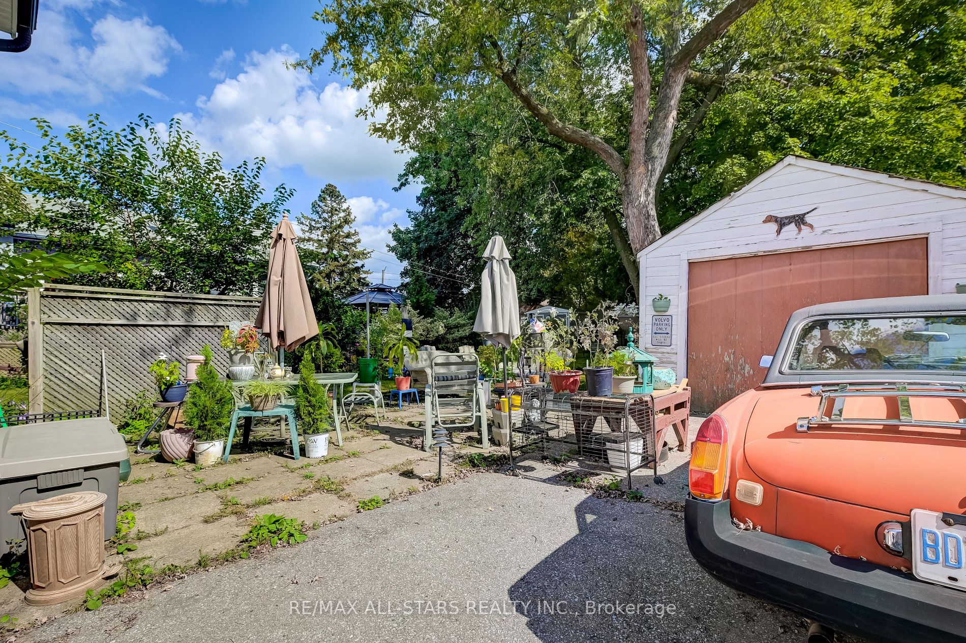 41 Adanac Dr