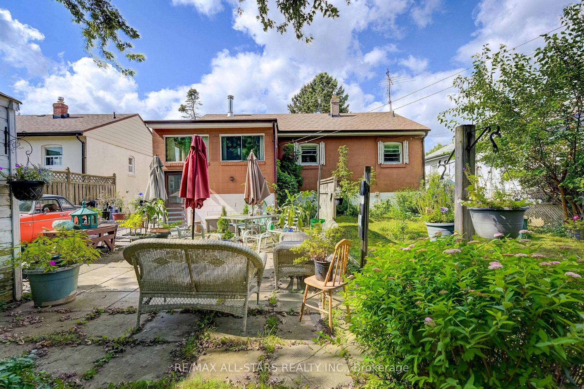 41 Adanac Dr