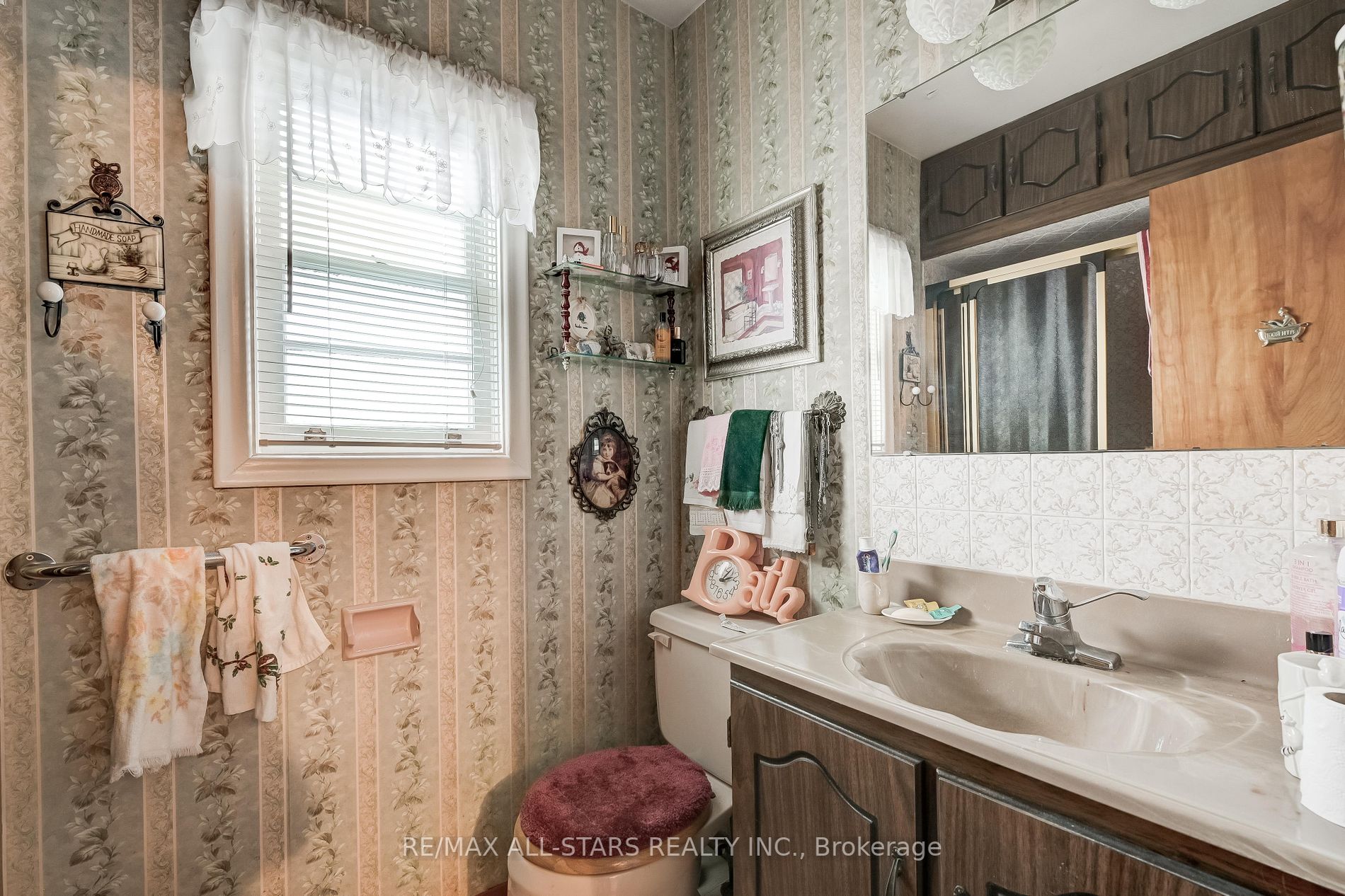 41 Adanac Dr