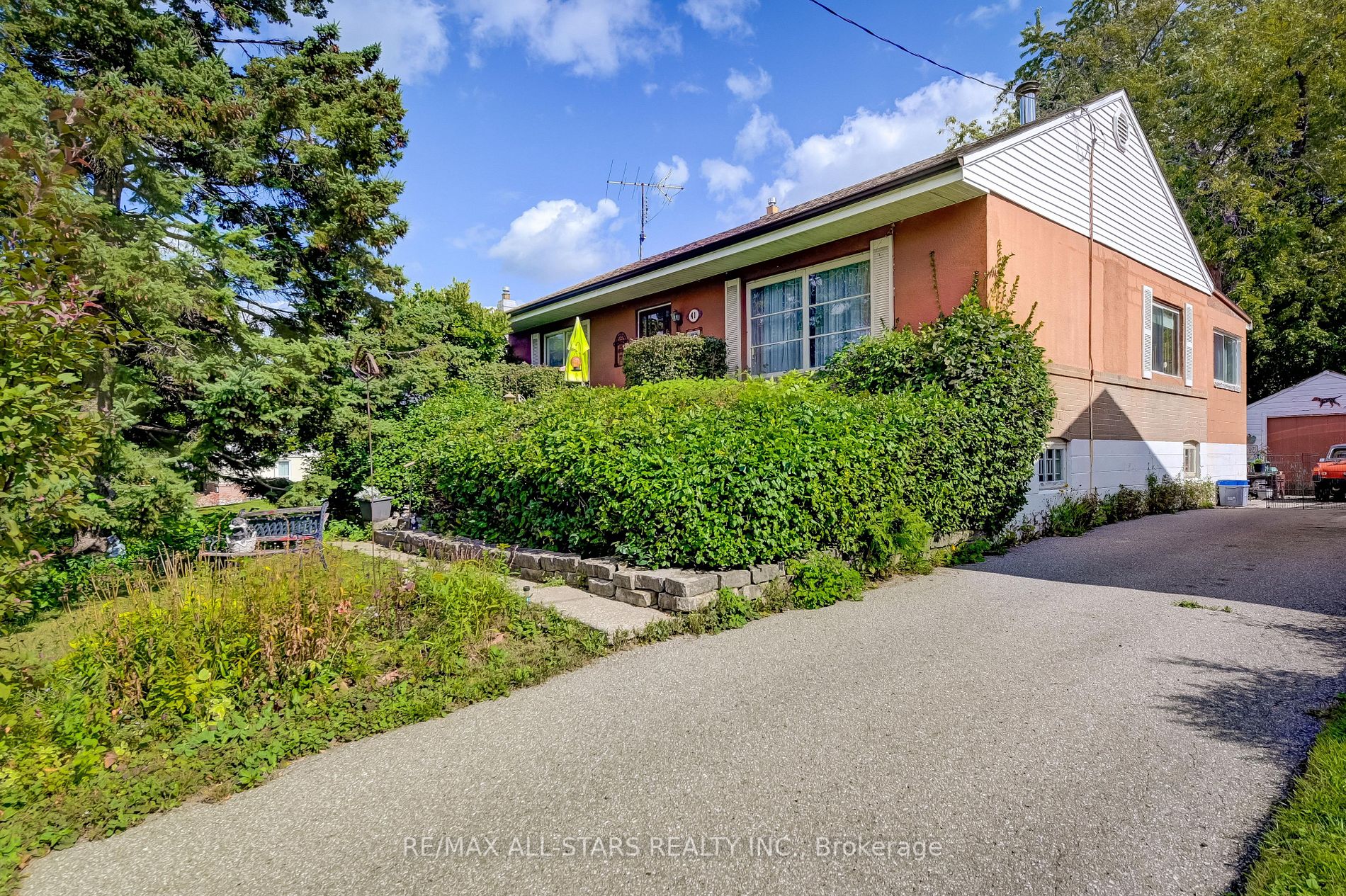 41 Adanac Dr