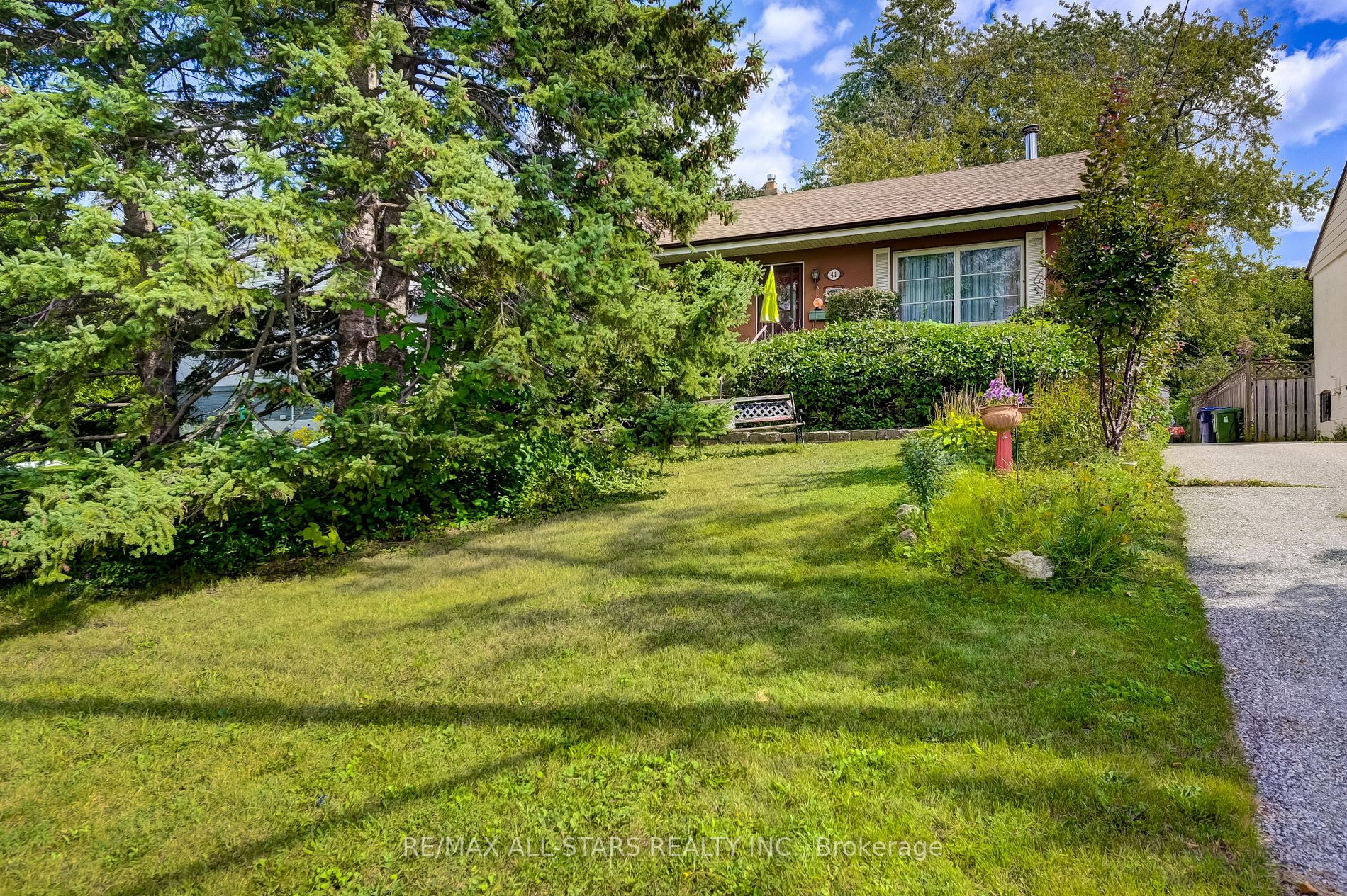 41 Adanac Dr