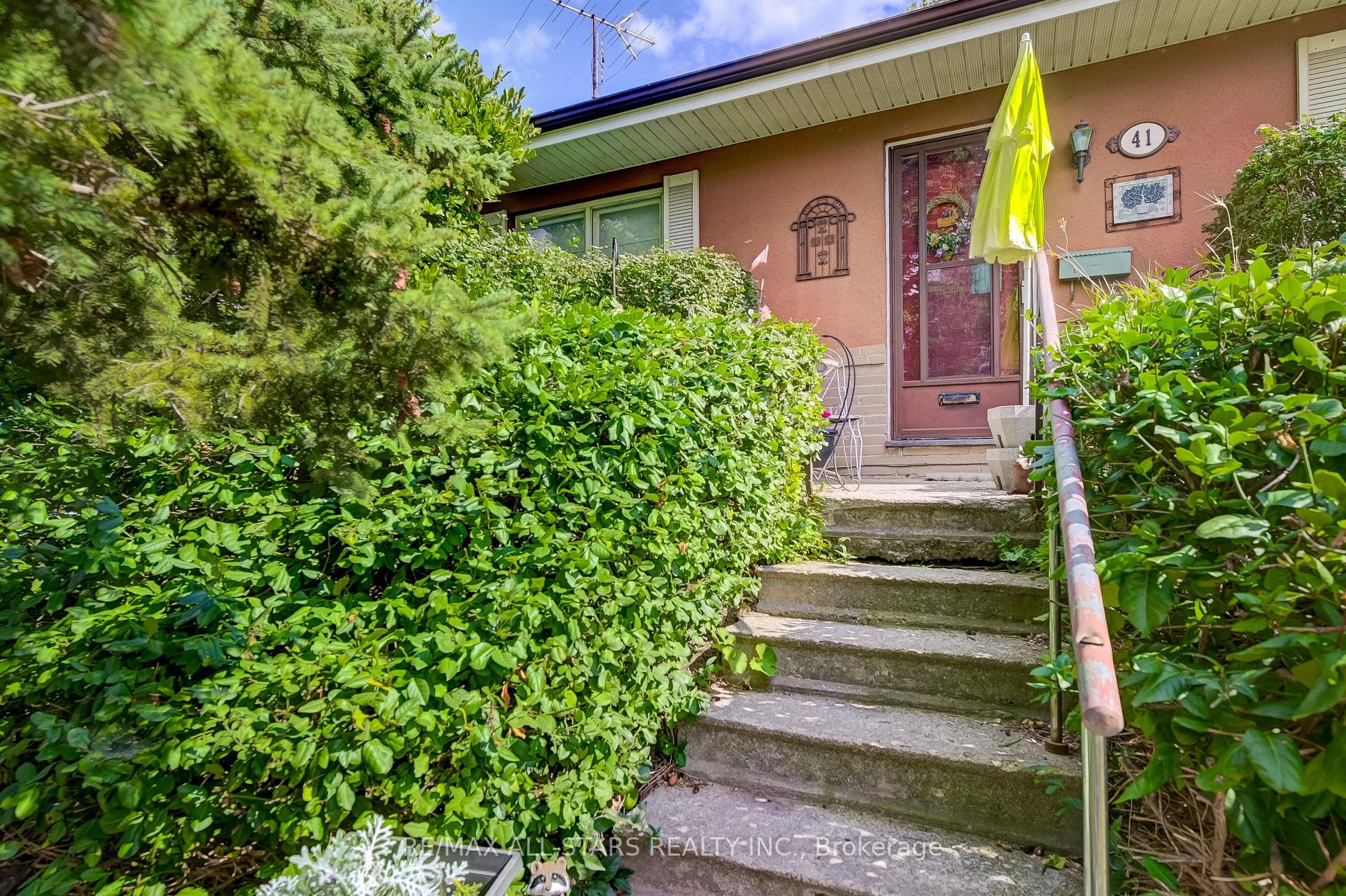 41 Adanac Dr