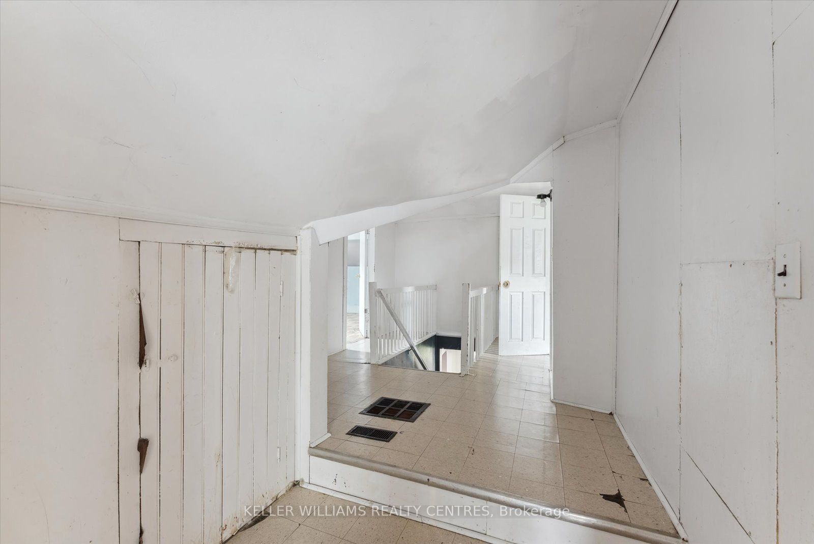 230 John St