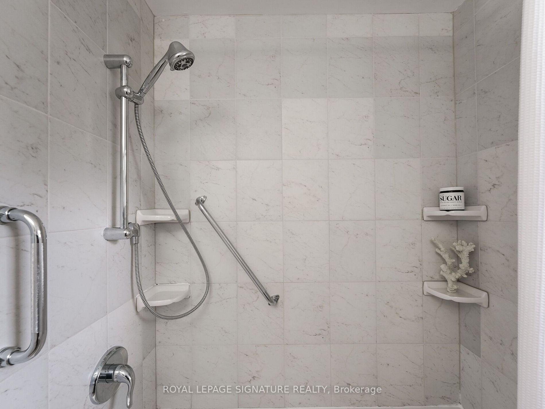 27 Lewin Cres