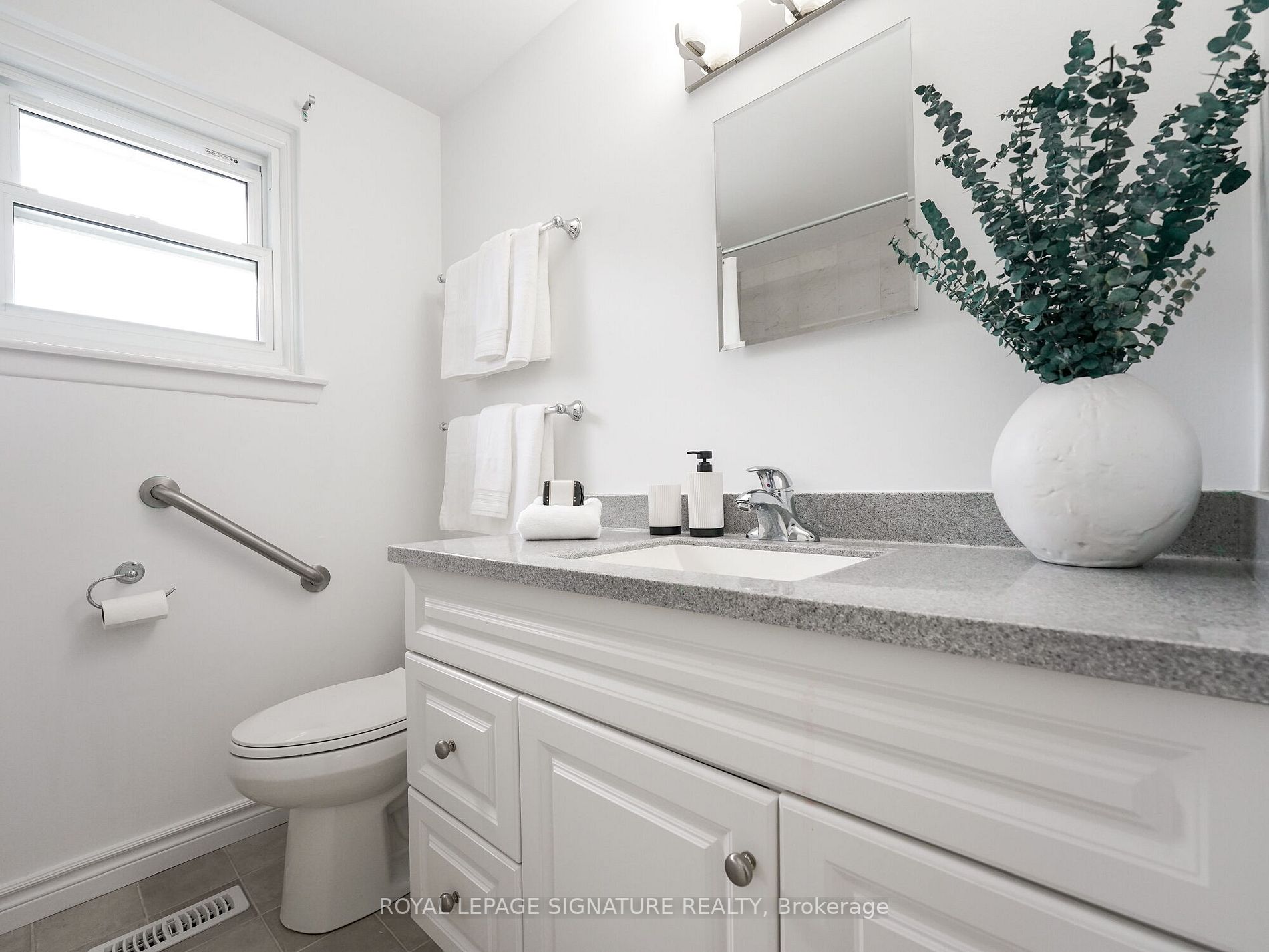 27 Lewin Cres