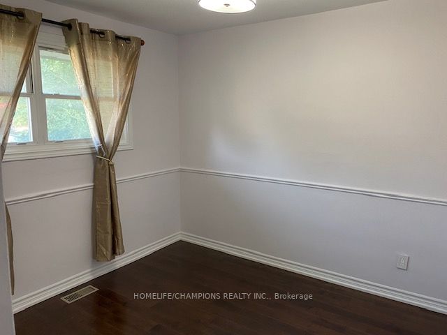 15 Stonehenge Crescent