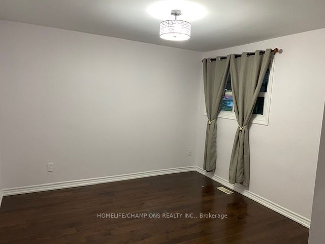 15 Stonehenge Crescent