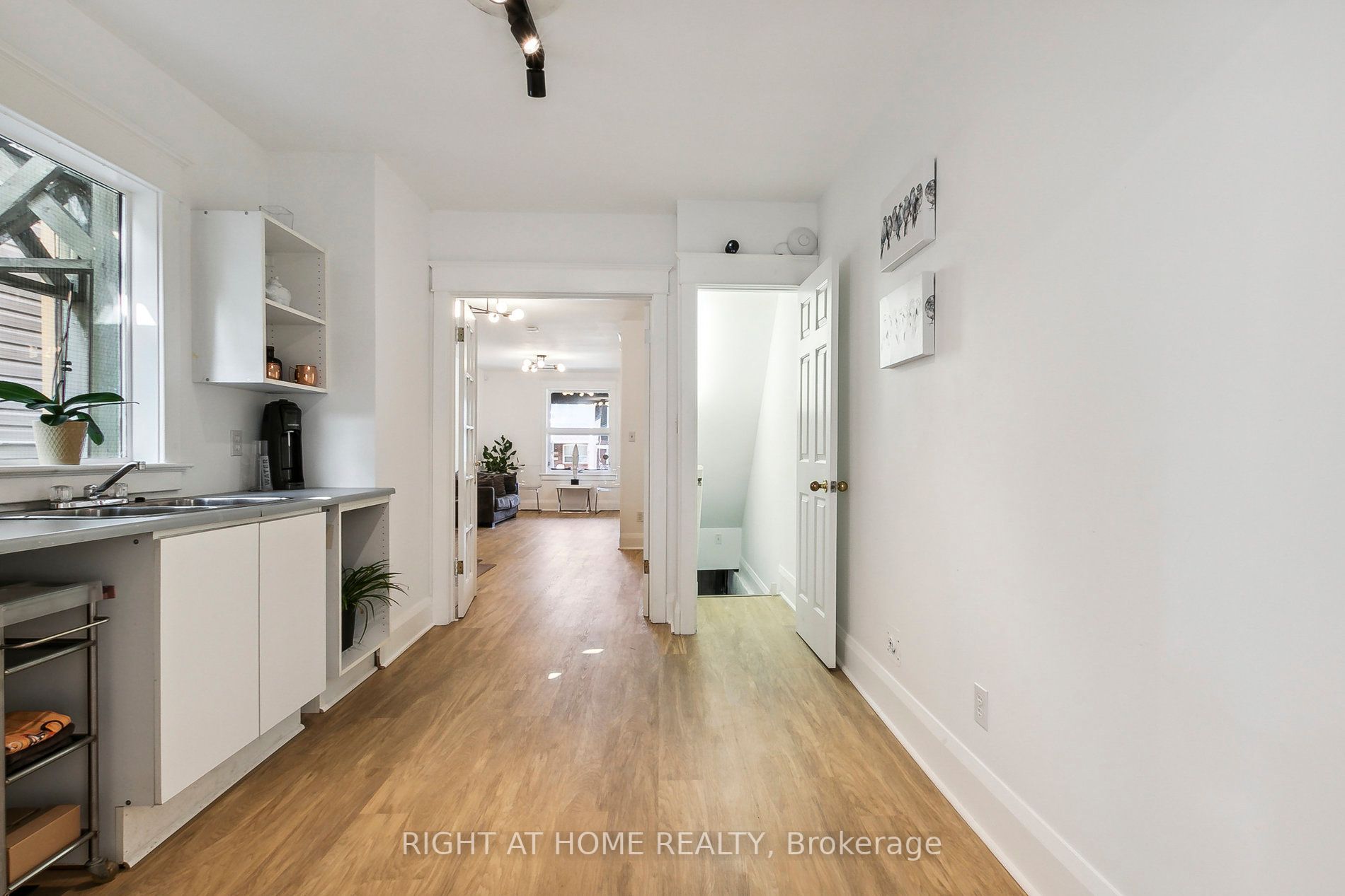 1055 Woodbine Ave