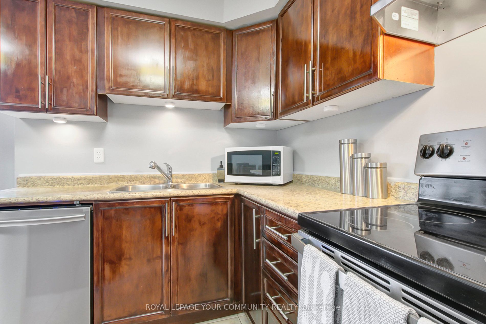 162 Bayly Street W