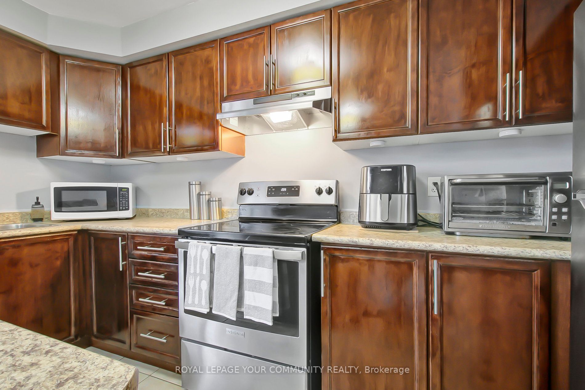 162 Bayly Street W