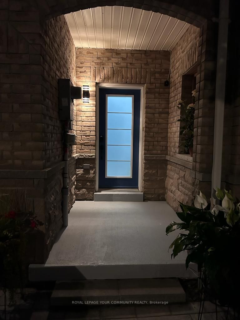 162 Bayly Street W