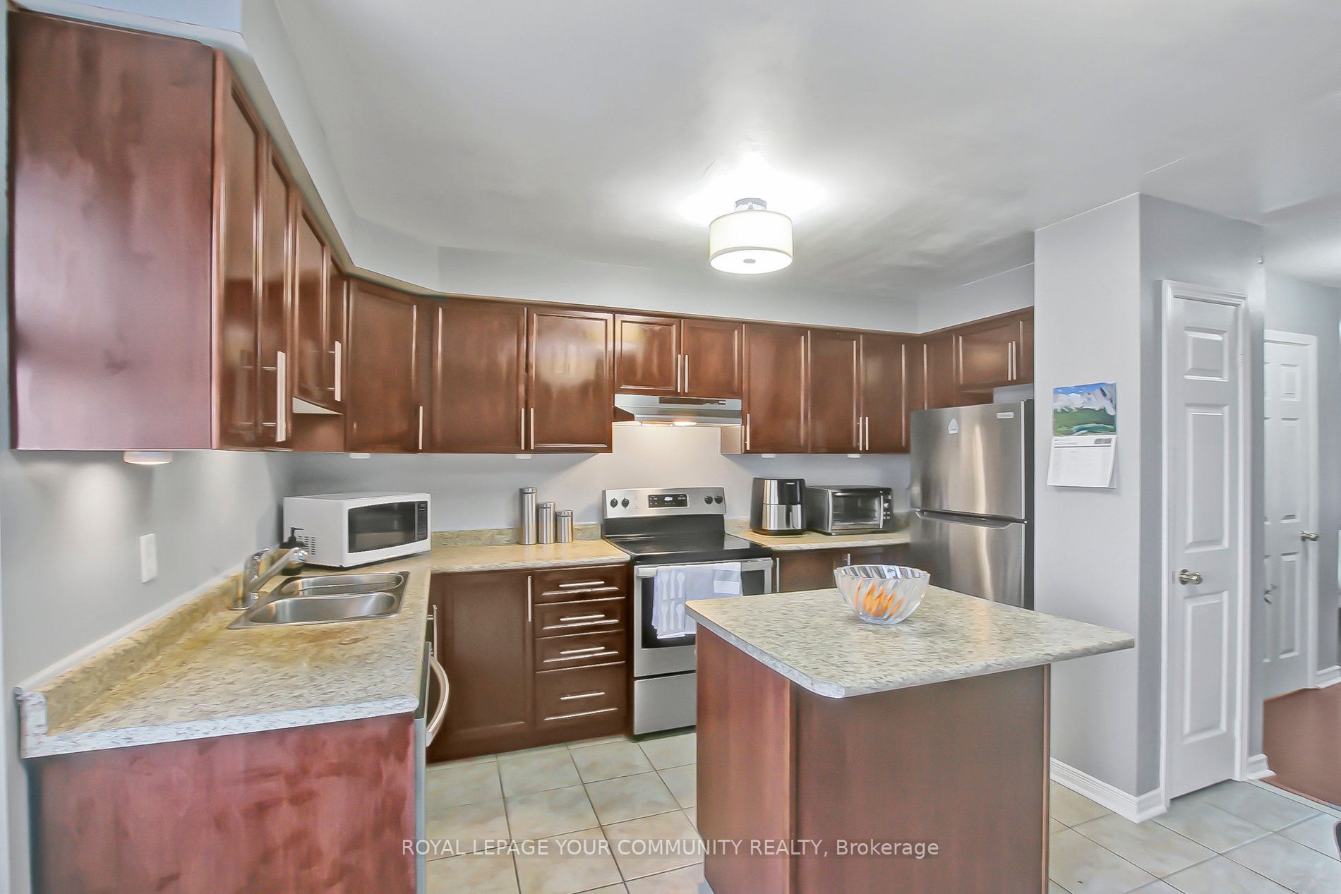 162 Bayly Street W