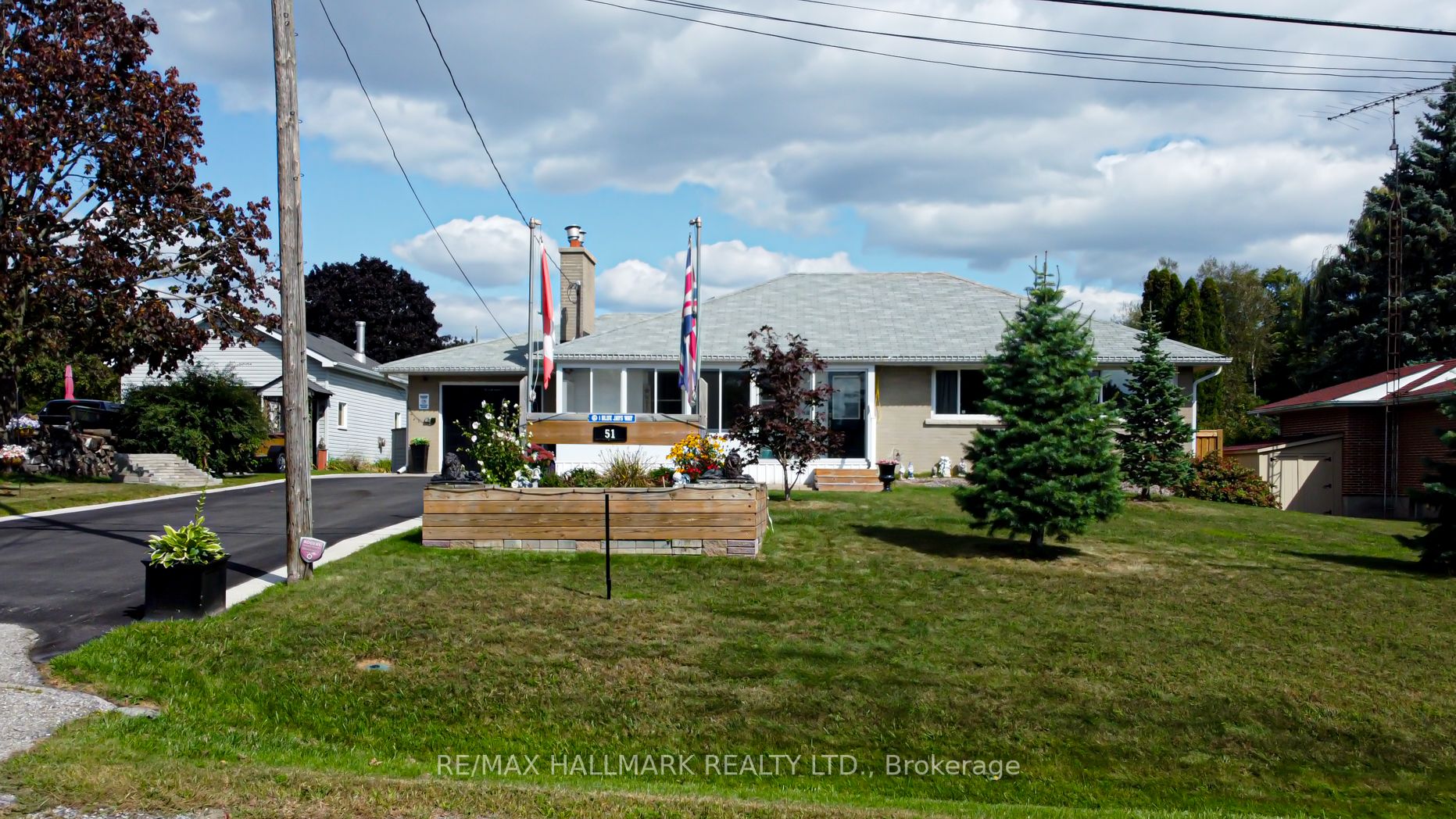 51 Elizabeth Crescent S