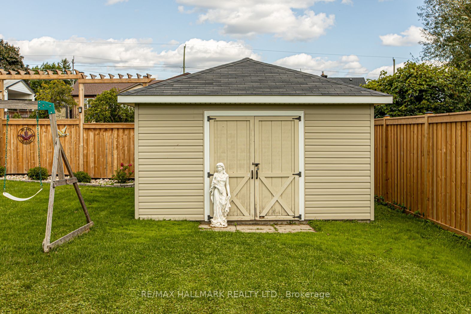 51 Elizabeth Crescent S