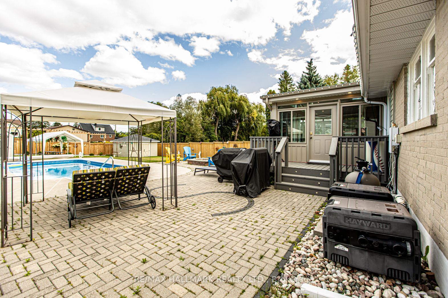 51 Elizabeth Crescent S